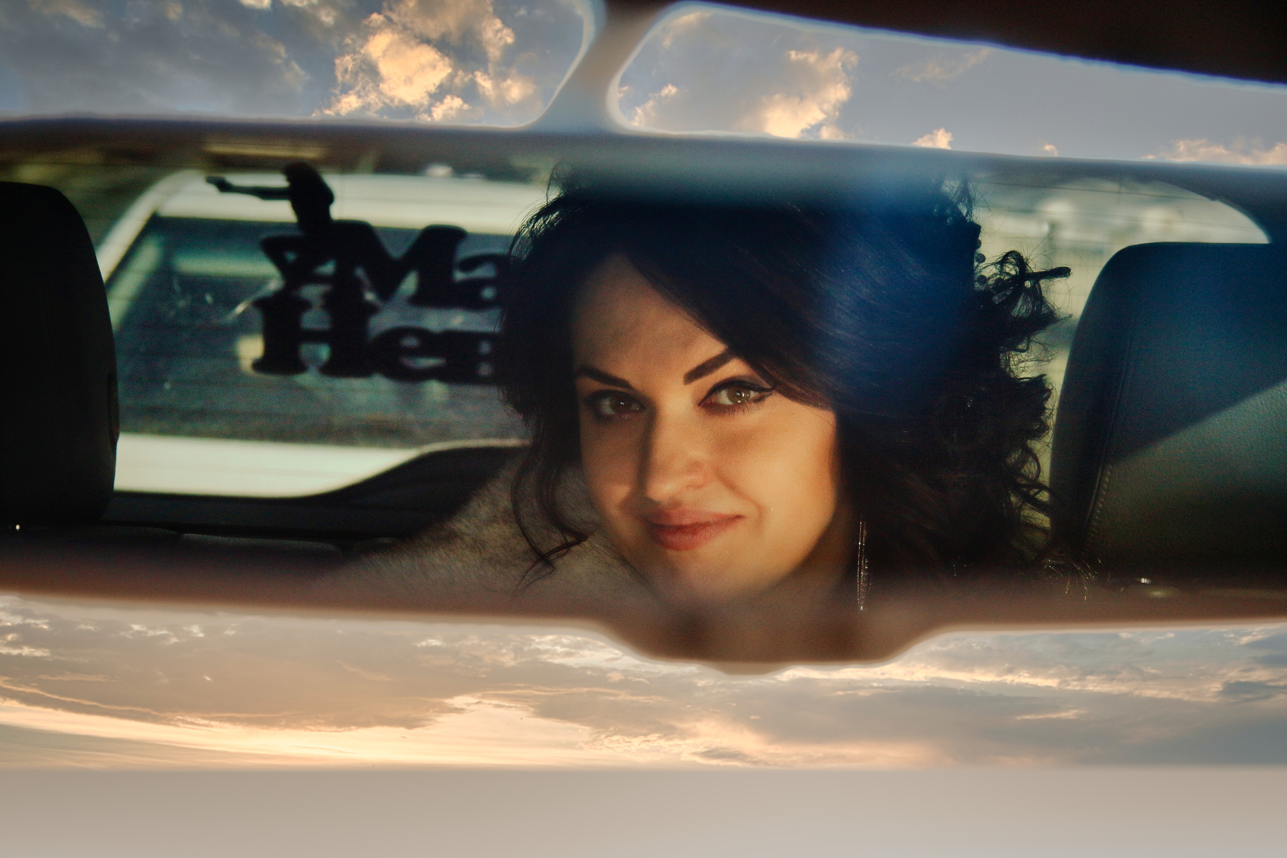 изображение невесты в машине