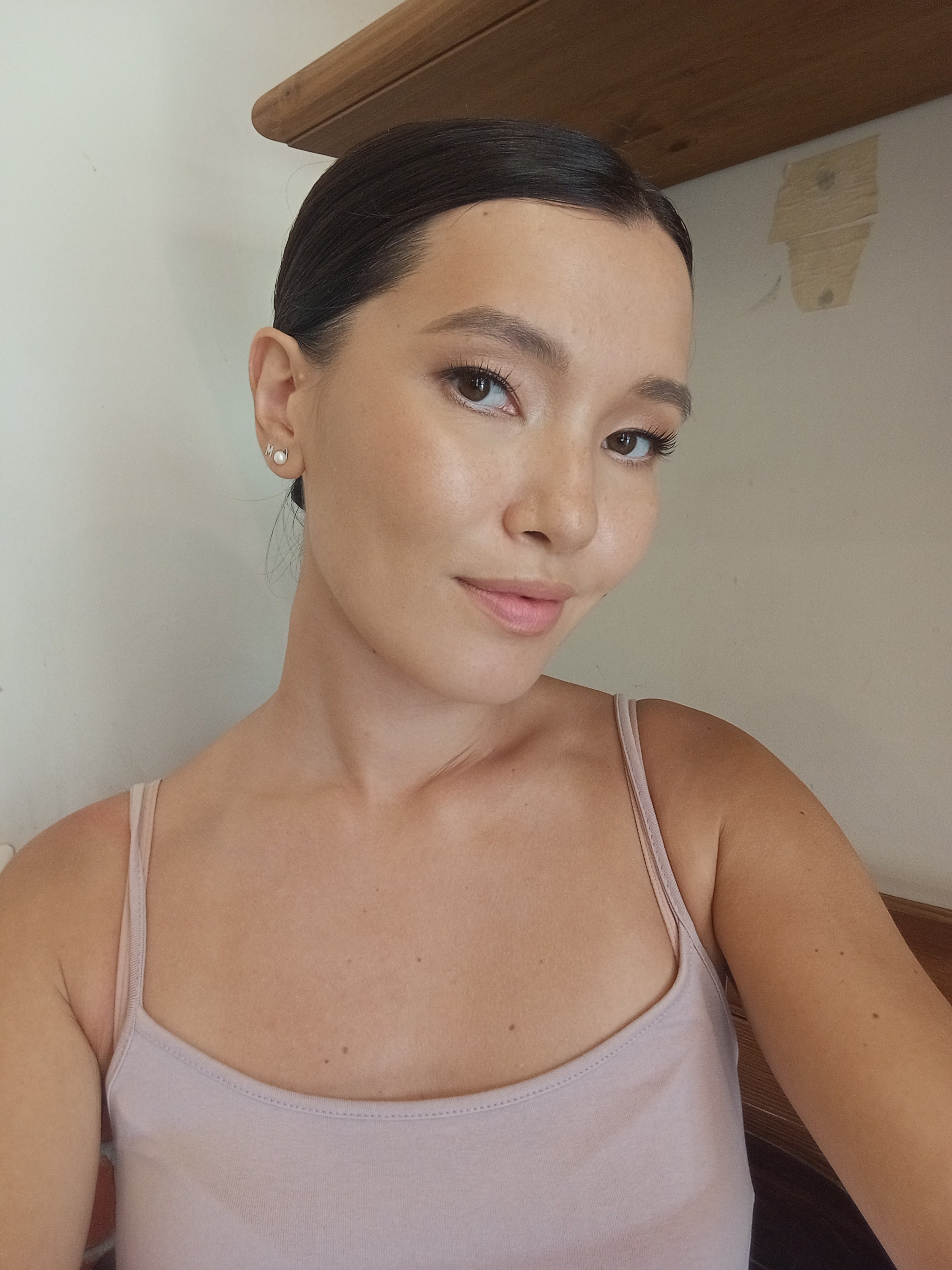 Портрет девушки модели азиатской внешности