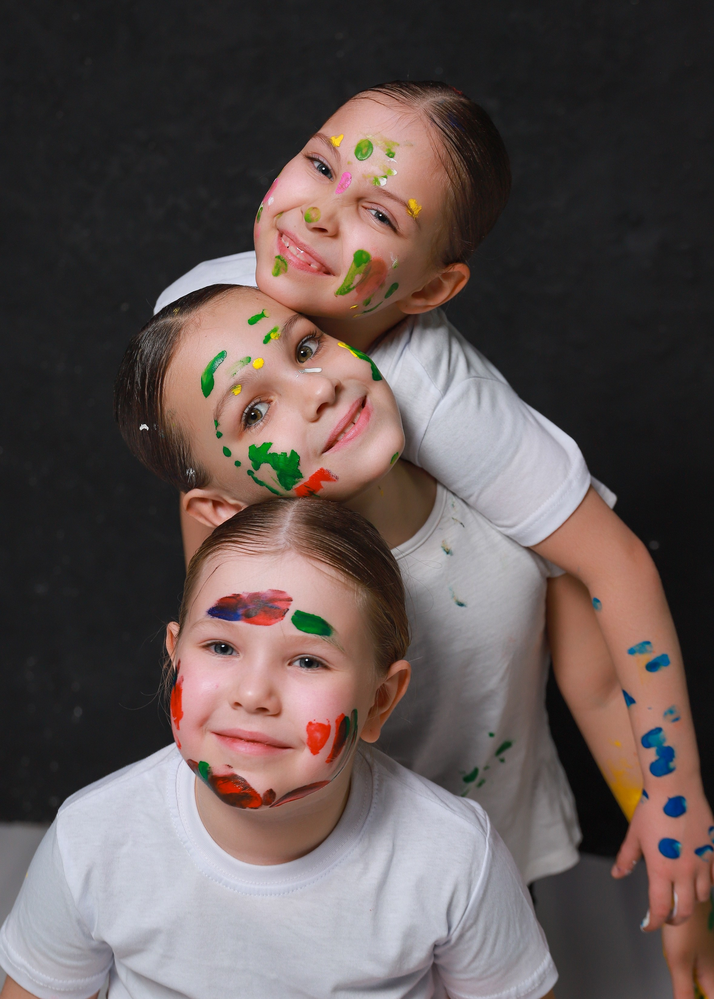 Младшие с красками. Фотограф Юлия Мальцева
