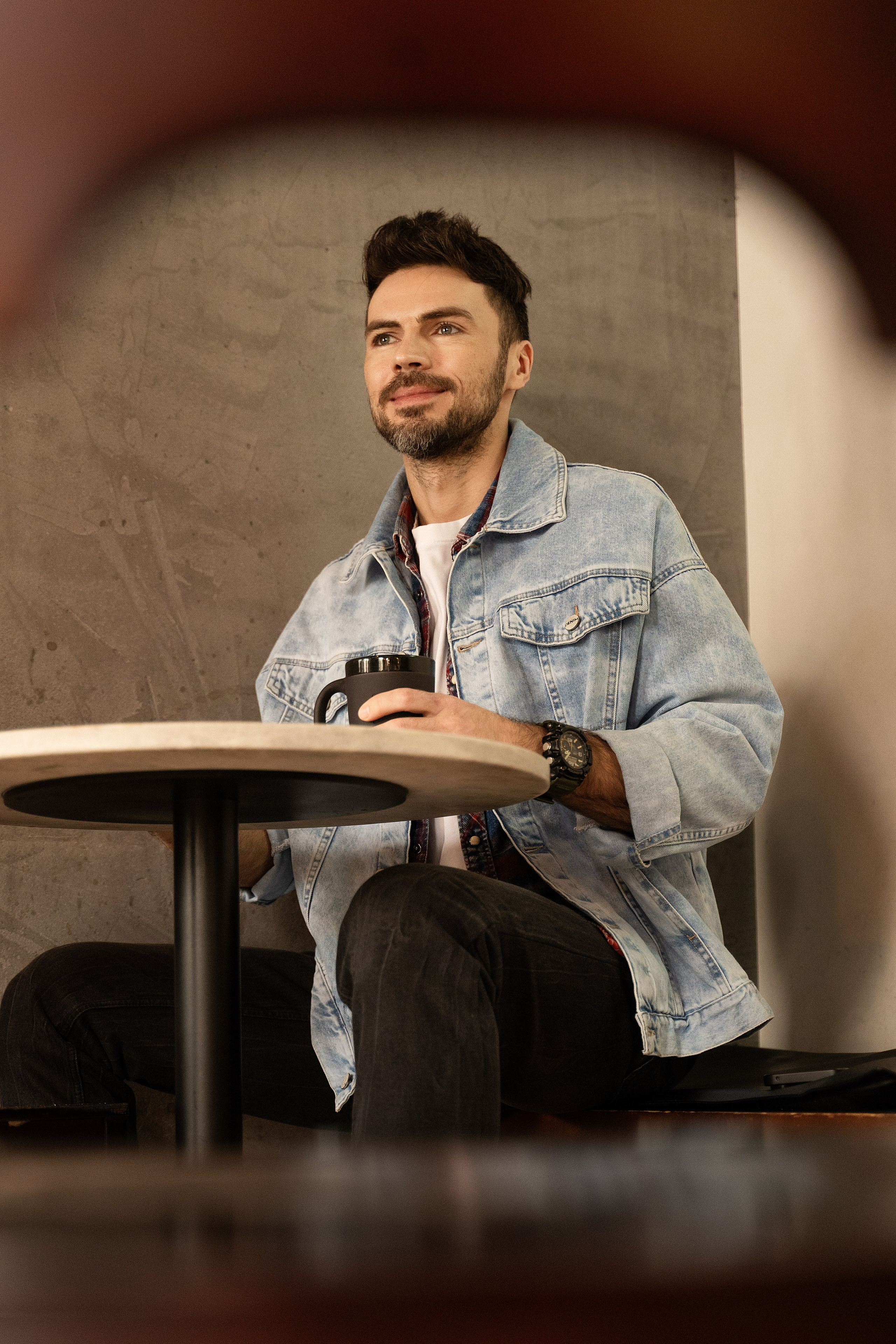 Красавчик в кафе. Главная