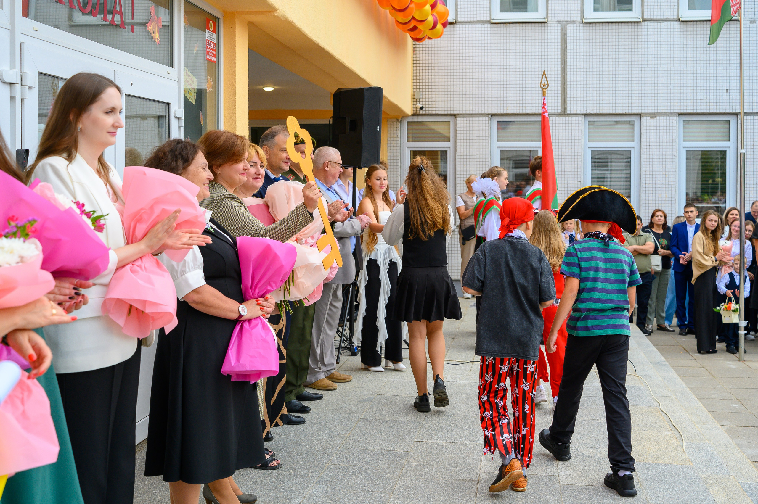 Вот звучит первый звонок, перед этим долгое приготовление к новому этапу в жизни, Яромир идет в школу. Фотоуслуги, услуги фотографа, фотографирование важных событий