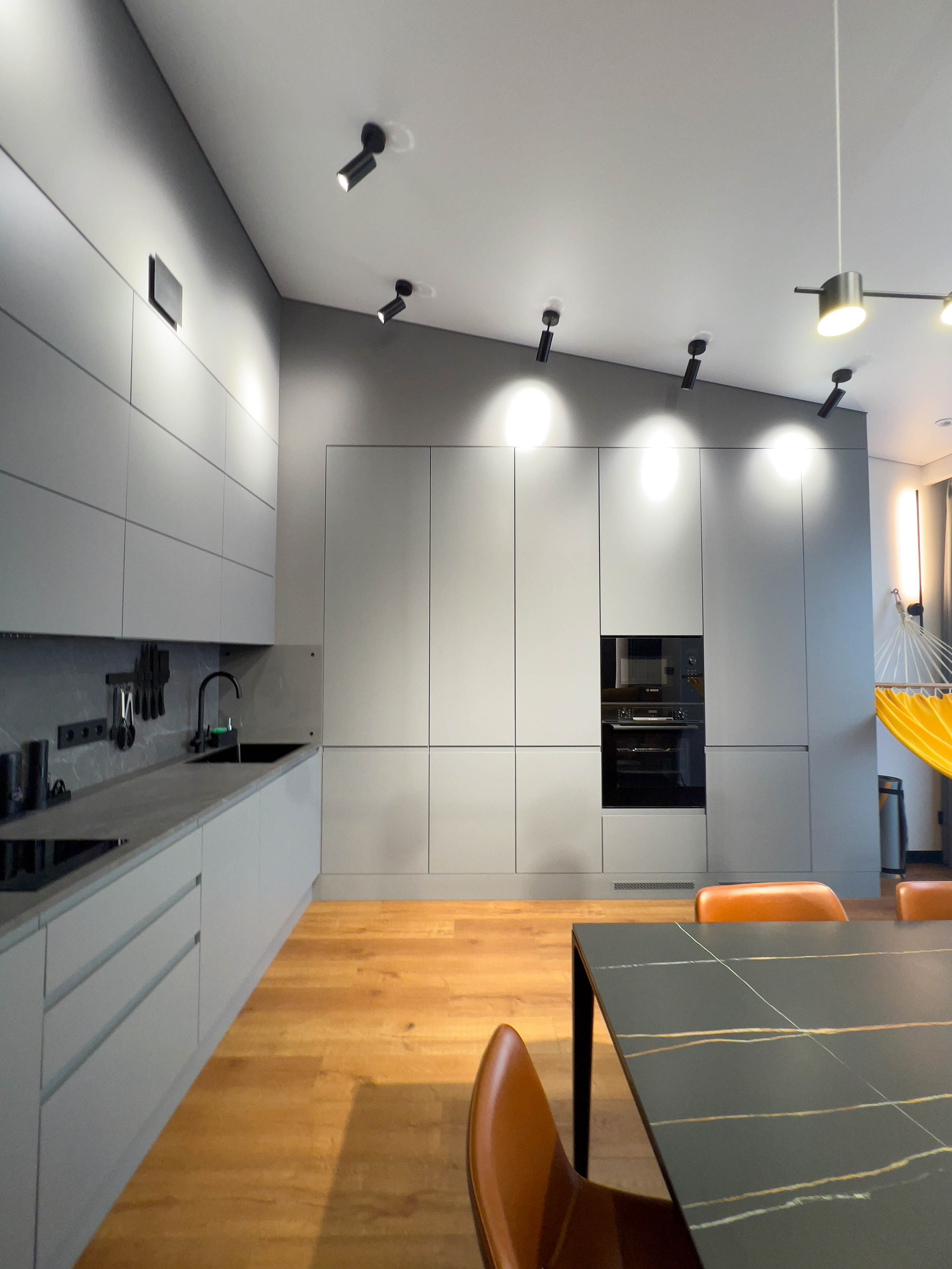 The apartment is on two levels. Fotograf Dmitrii Donets