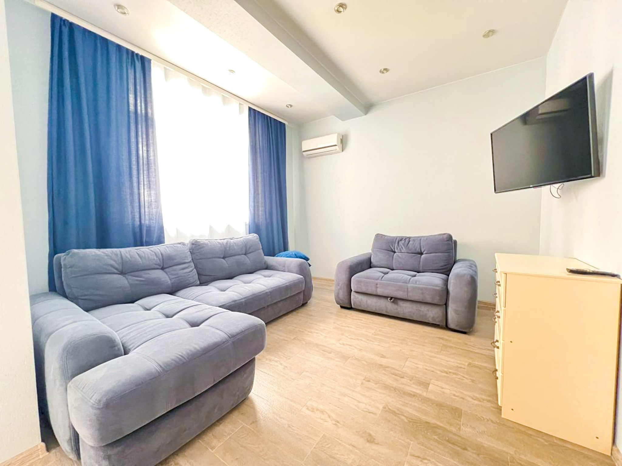 Просторная, уютная квартира с балконом в ж/к Посейдон, в 100 м от моря. Квартиры посуточно, длительно в Сочи, LARA APART GROUP