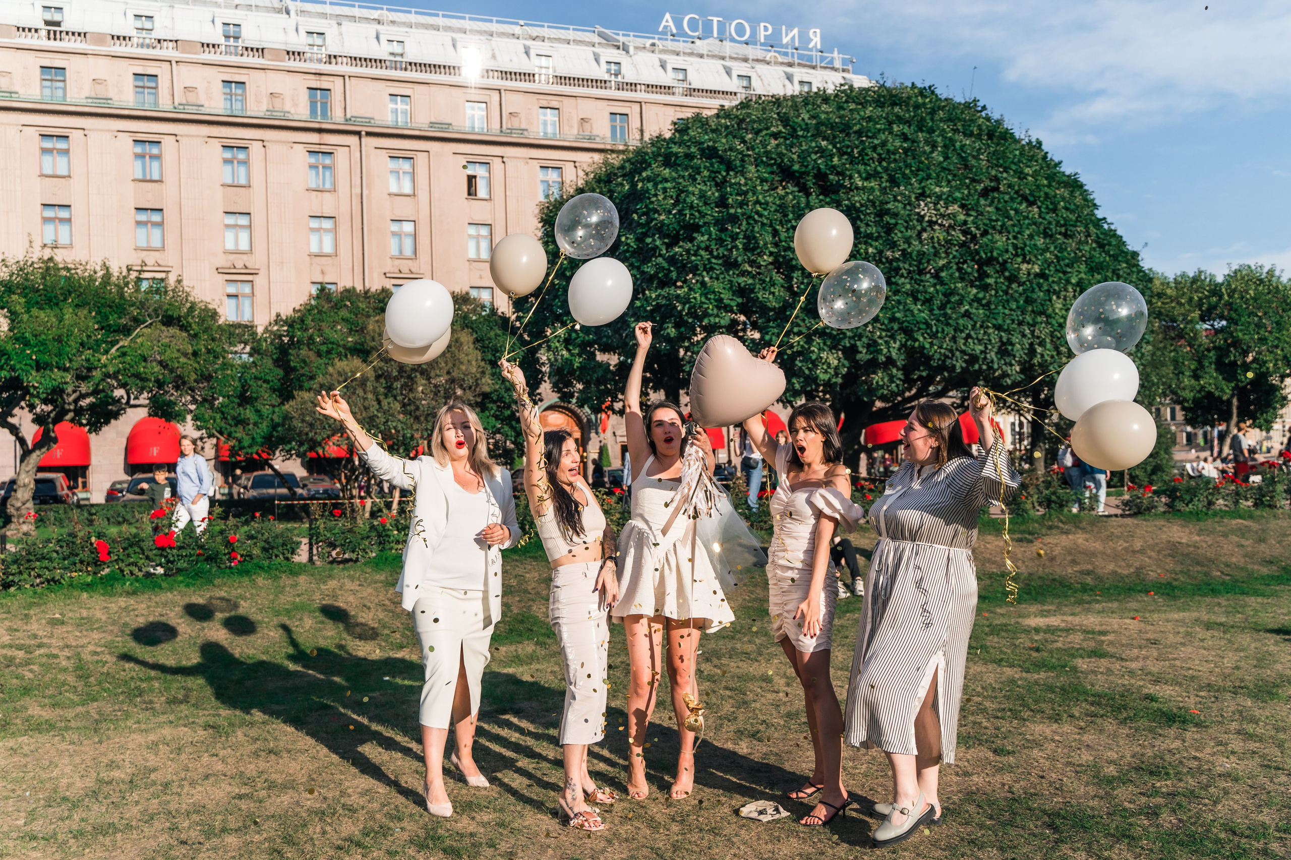 Фотосъемка девичника, встреча девушек, веселые женские портреты