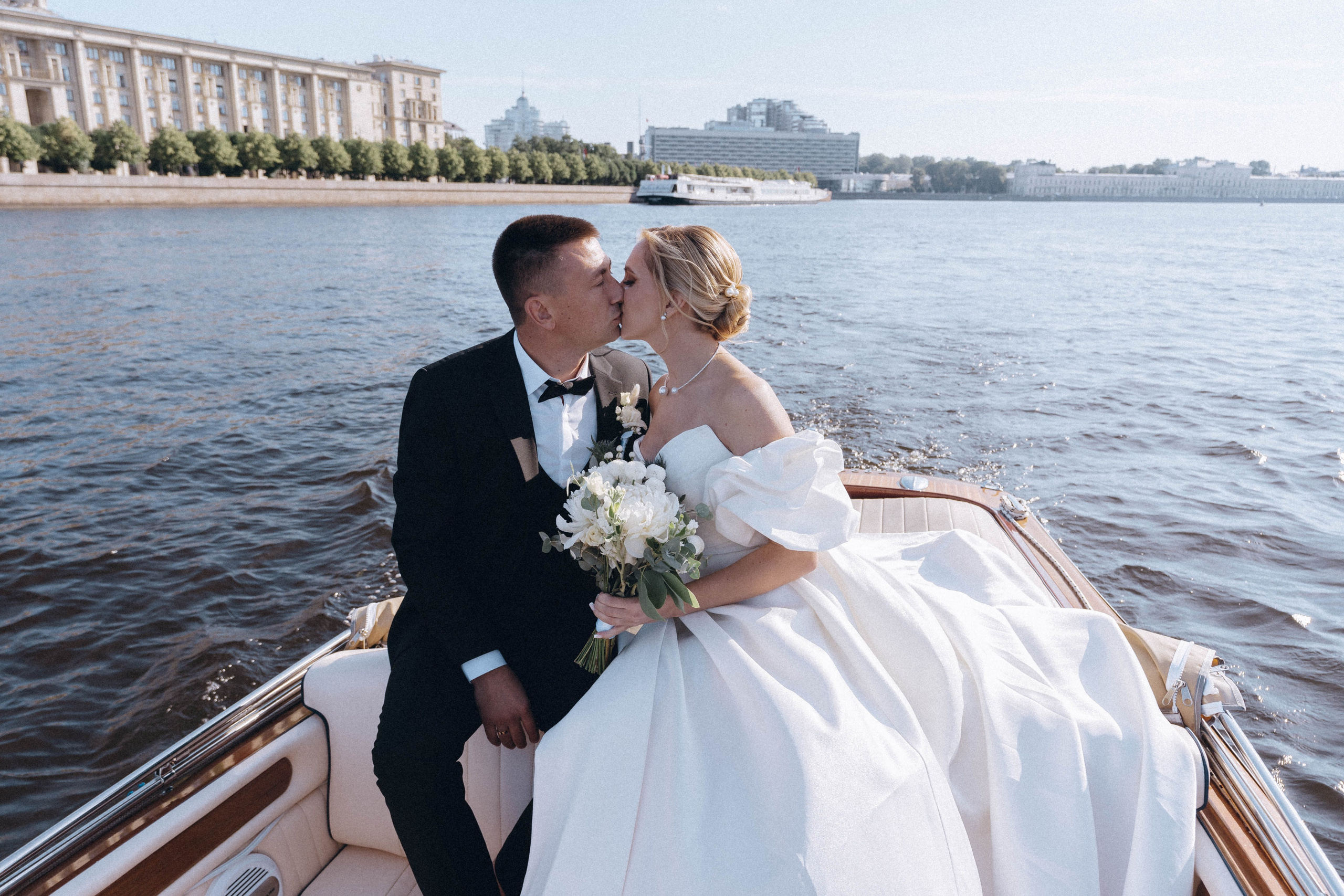 СВАДЕНБНАЯ СЬЕМКА НА КАТЕРЕ ПО КАНАЛАМ САНКТ-ПЕТЕРБУРГА И В АКВАТОРИИ НЕВЫ. Профессиональный фотограф, Санкт-Петербург — Виктория Богомолова