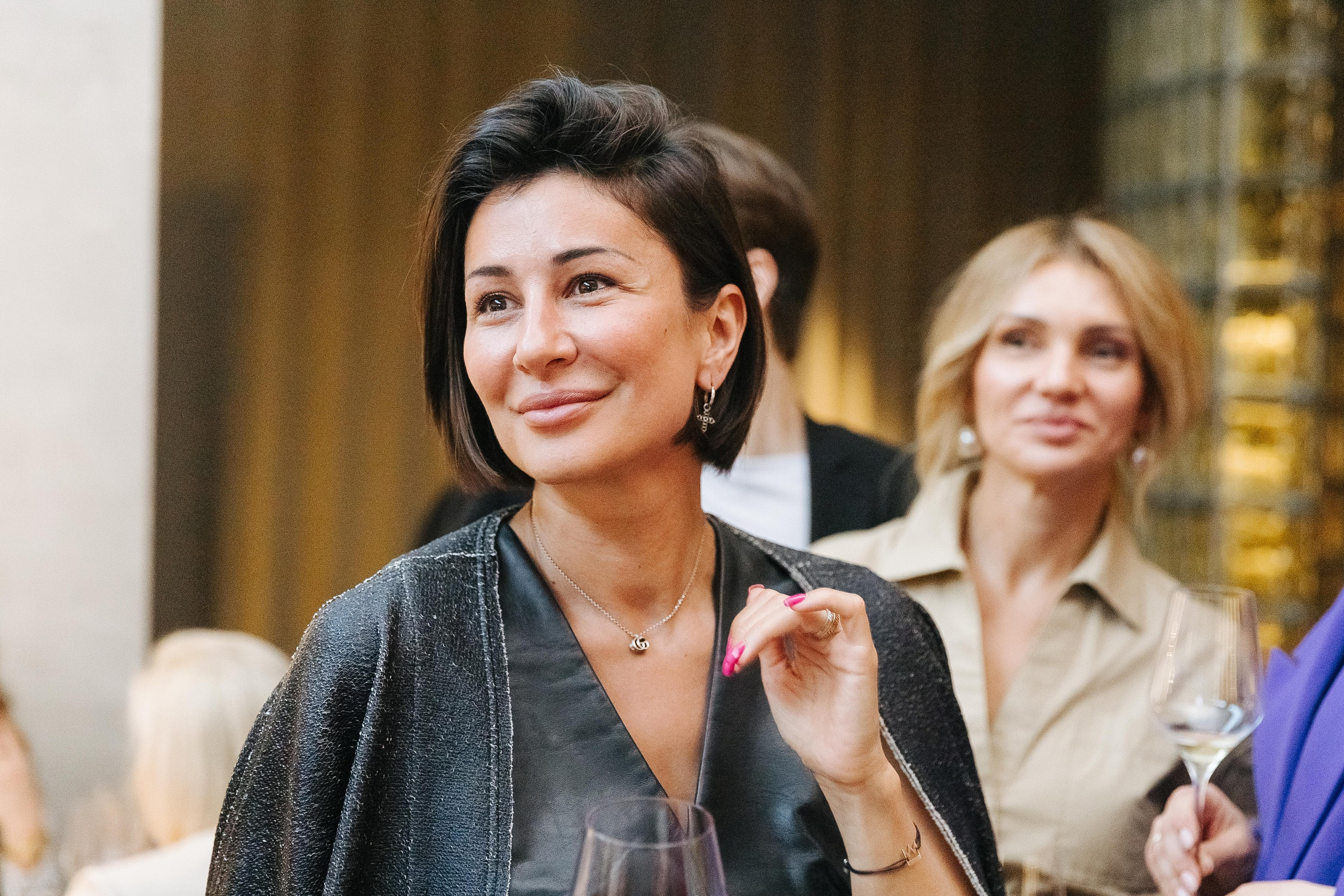 Презентация открытия магазина женской одежды GLVR в ресторане Fresco. Фотограф в Красноярске Надежда Воскресенская