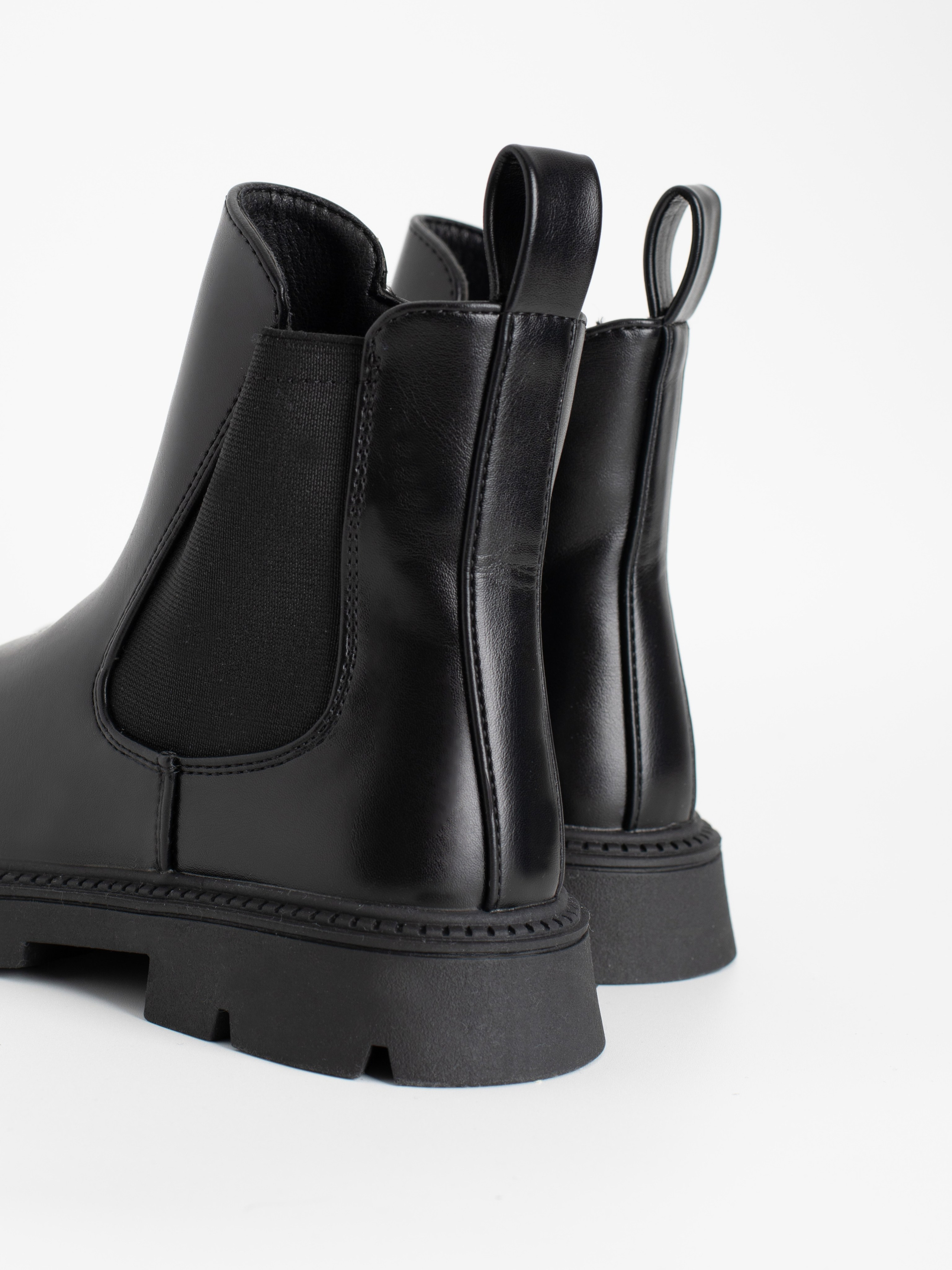 Ботинки для девочки. Фотостудия предметной и модельной съёмки для маркетплейсов