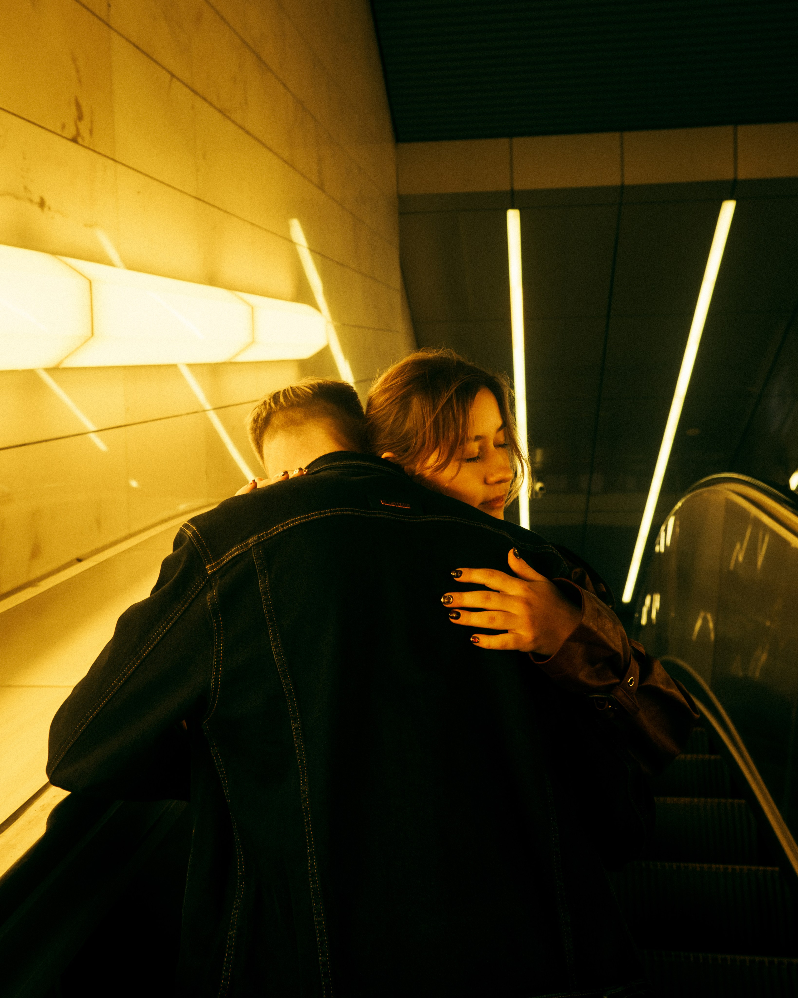 Coppia di ripresa. Fotografo a Mosca con un’atmosfera notturna di foto