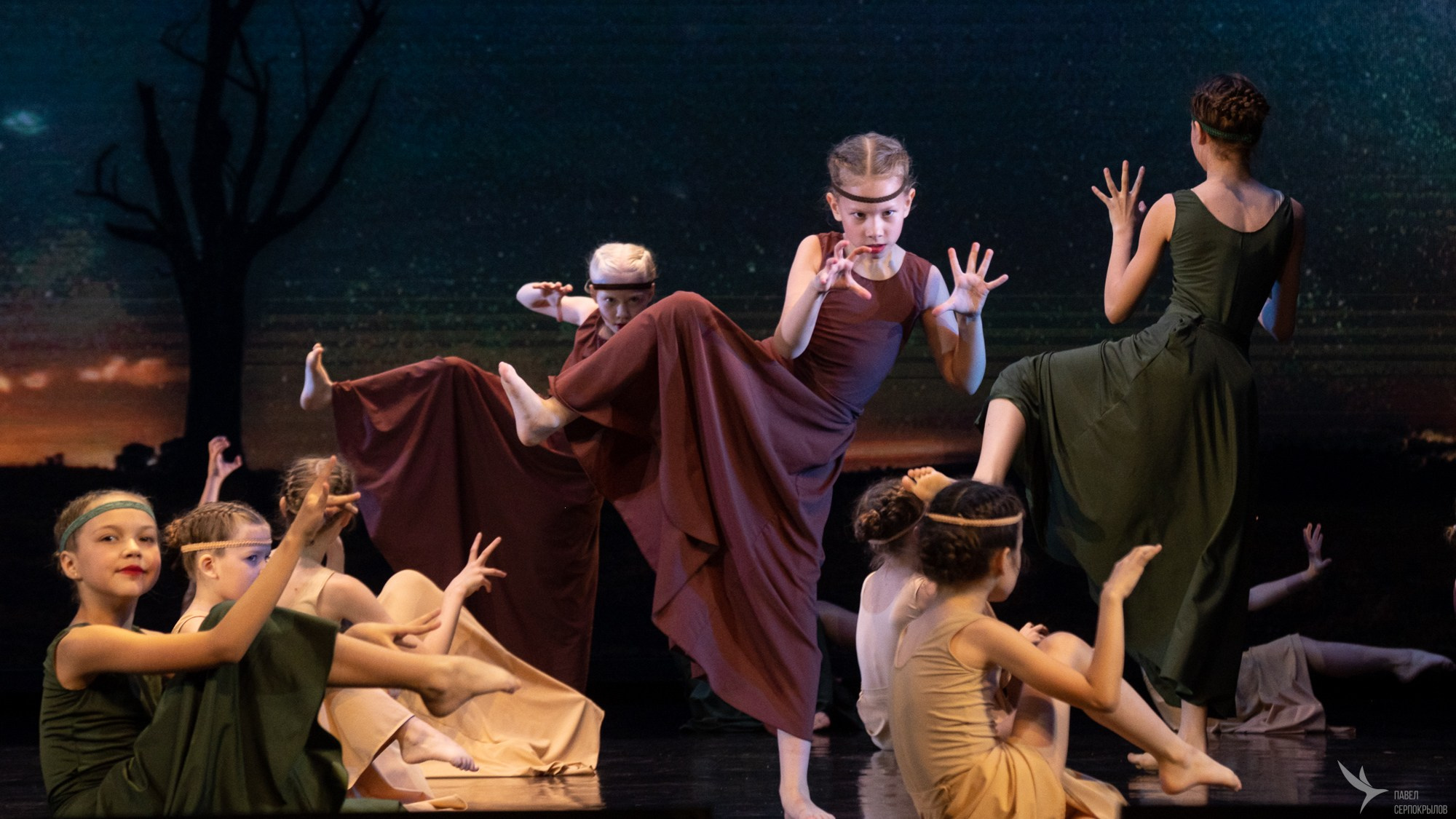 Концерт народного хореографического коллектива «Виктория». Репортажный фотограф в Казани Павел Серпокрылов