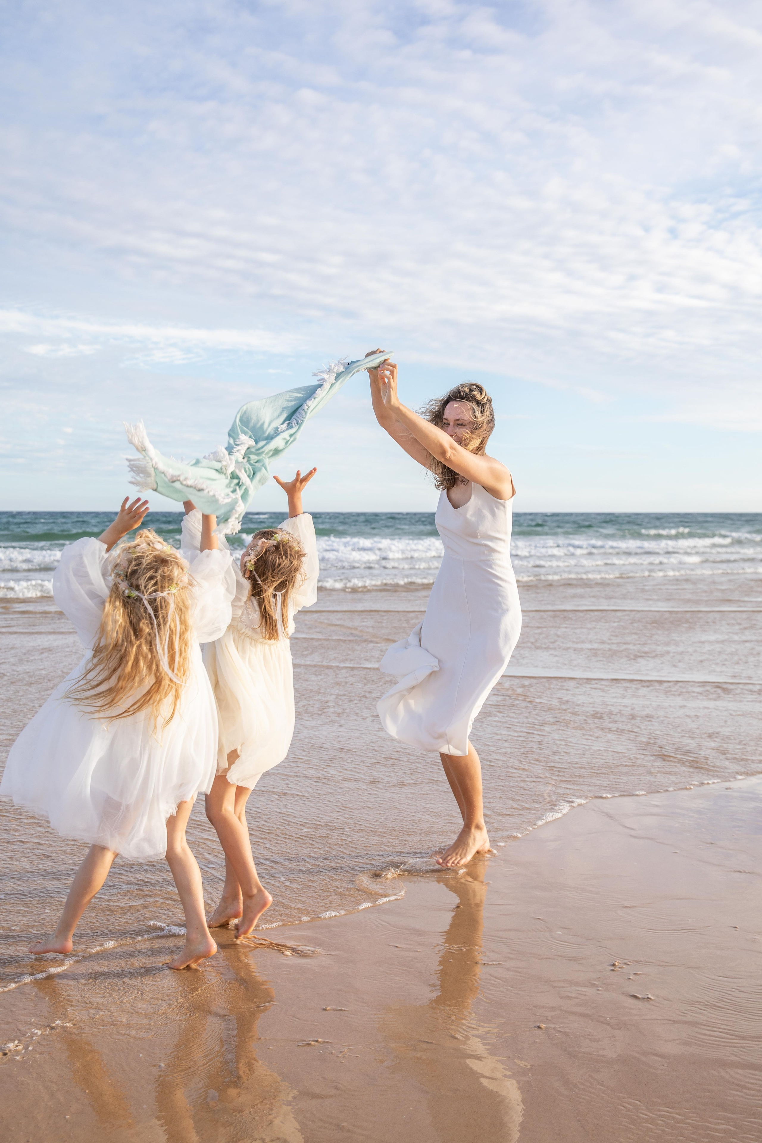 Family on the ocean. Professional Photographer in Portugal. Oksana Lomnova