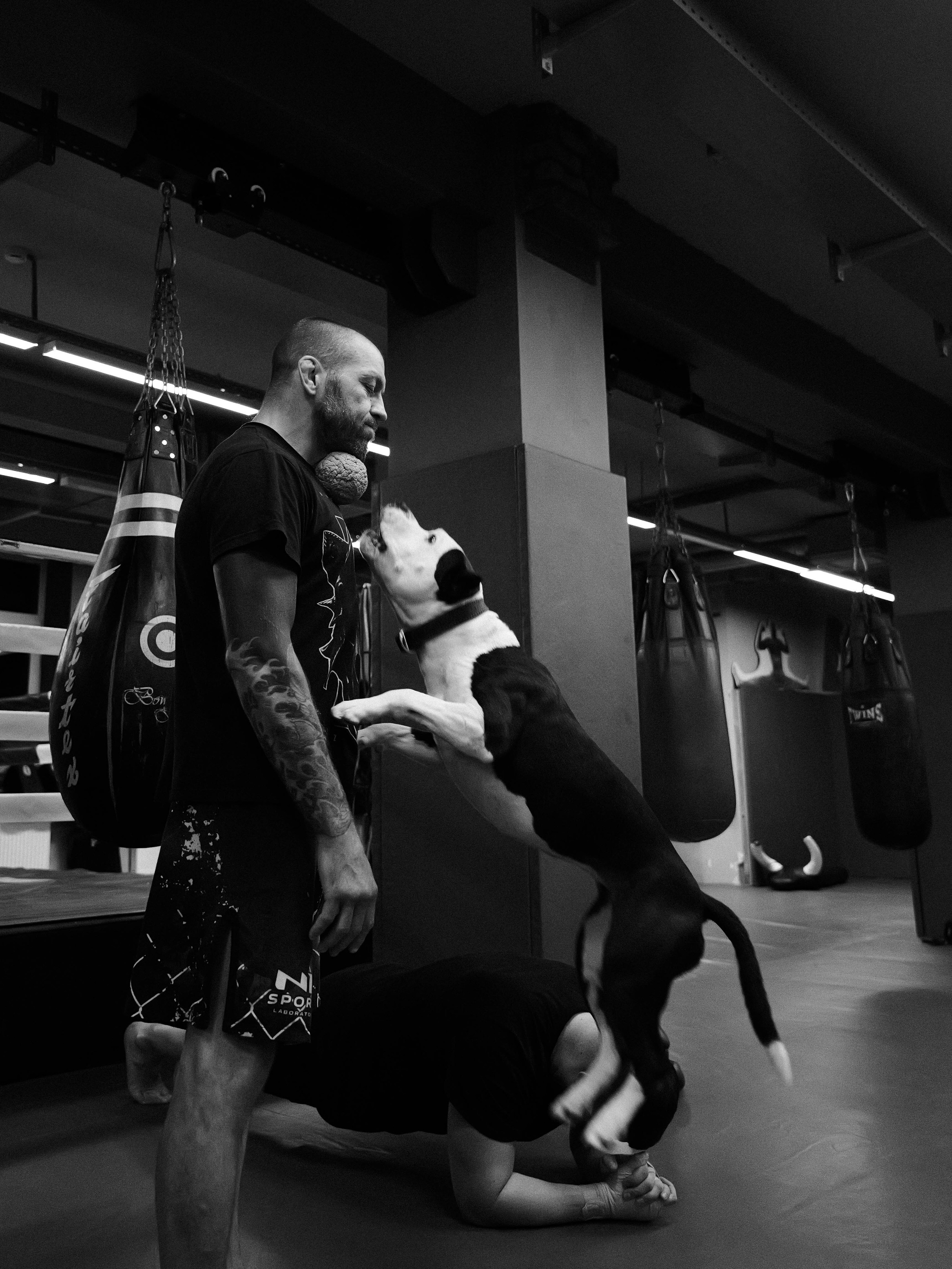 Тренировка по тайскому боксу в клубе KLETKA. Клуб единоборств, тайского бокса и джиу-джитсу KLETKA