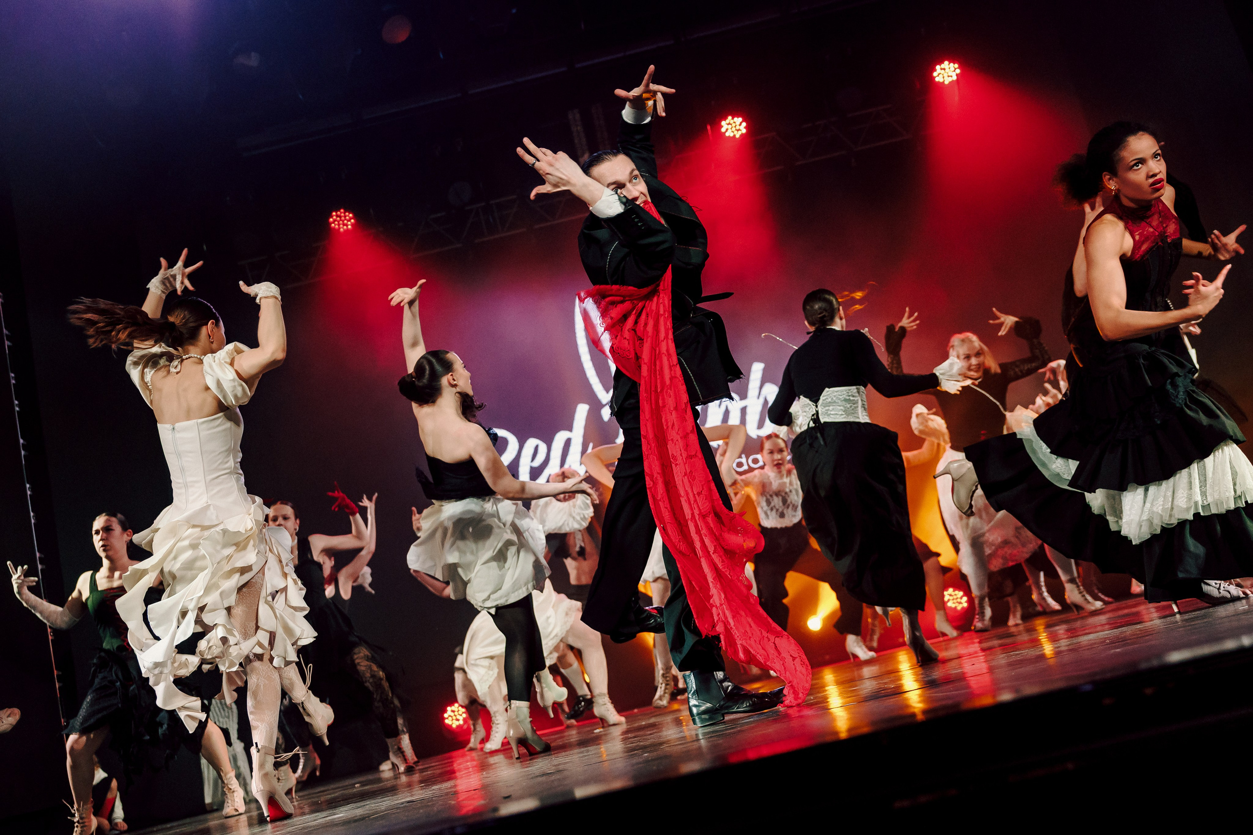 Отчётный концерт танцевальной школы «Red Rabbits» 2025. Лёшка Варзегов — фотограф