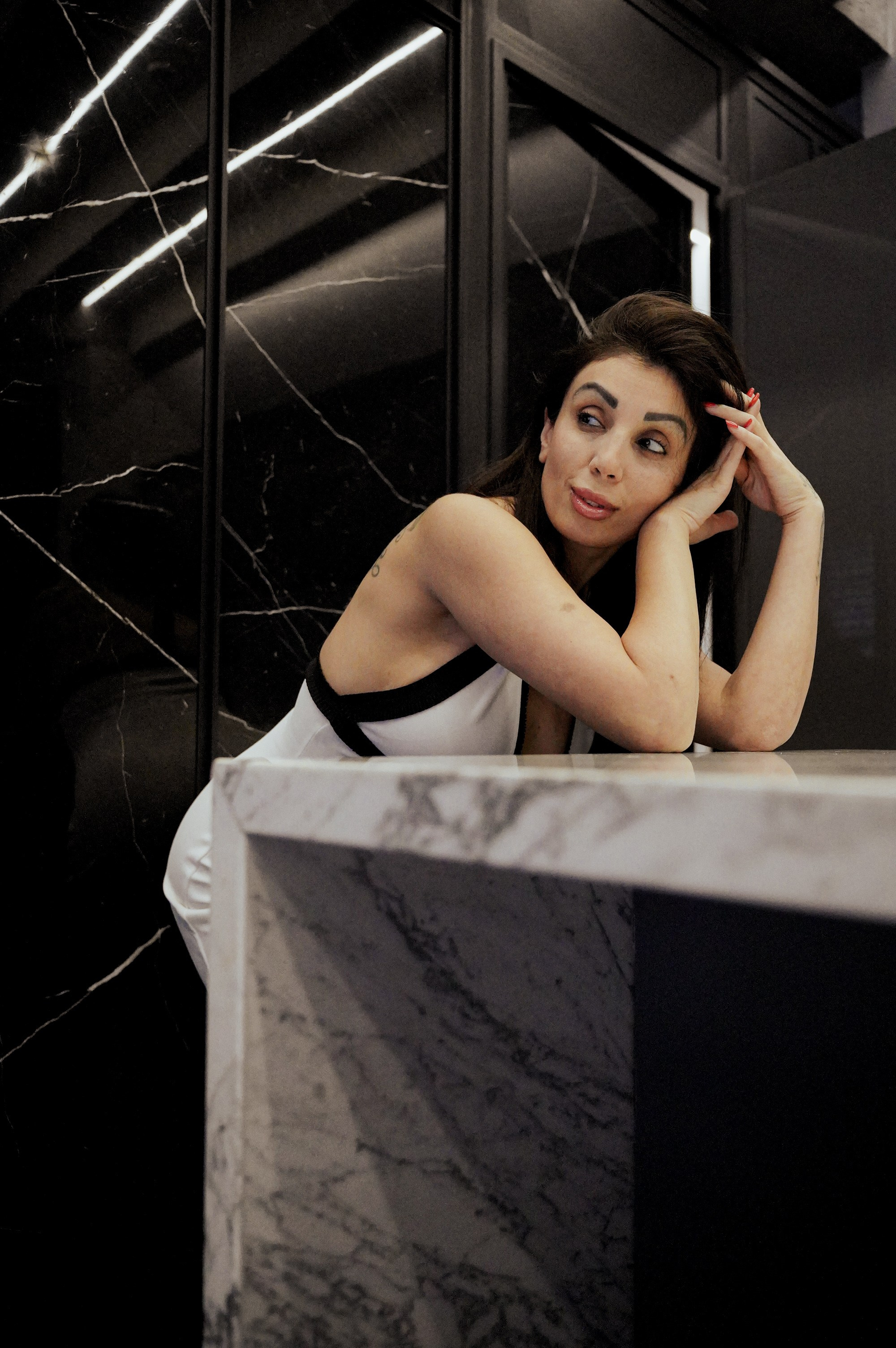 Фотосессия в нижнем белье в отеле Стамбула превращает интимность в художественный образ. Роскошные номера, мягкий свет и чувственные позы создают эстетическую и элегантную съемку.