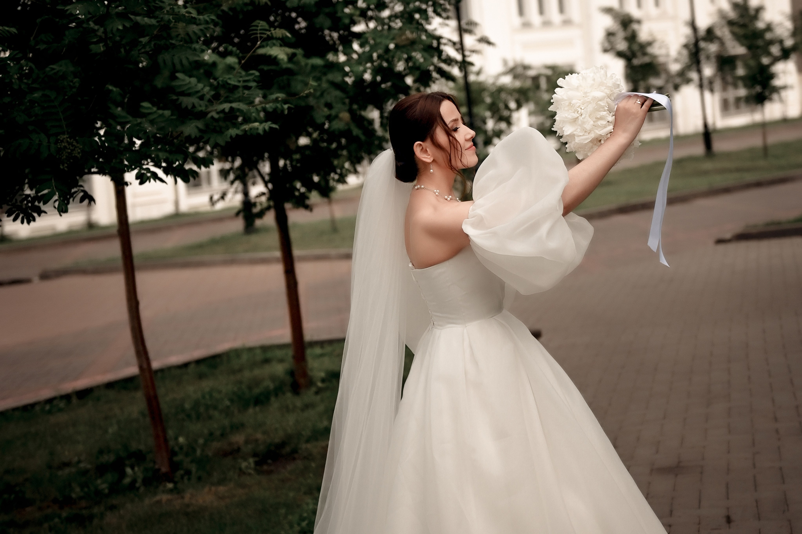 Небольшая свадебная серия в музее и прогулкой под дождем Эльмиры и Ризата. Свадебный, семейный, детский, контент фотограф в Омске Максим Ильин