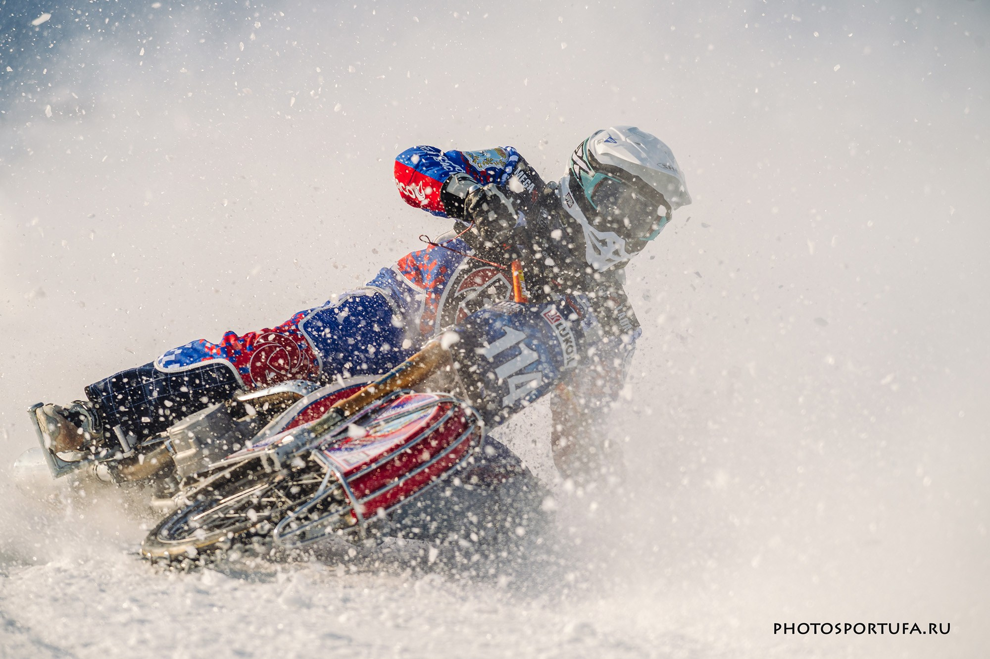 Мотогонку на льду. Спортивный фотограф в Уфе Евгений Буров