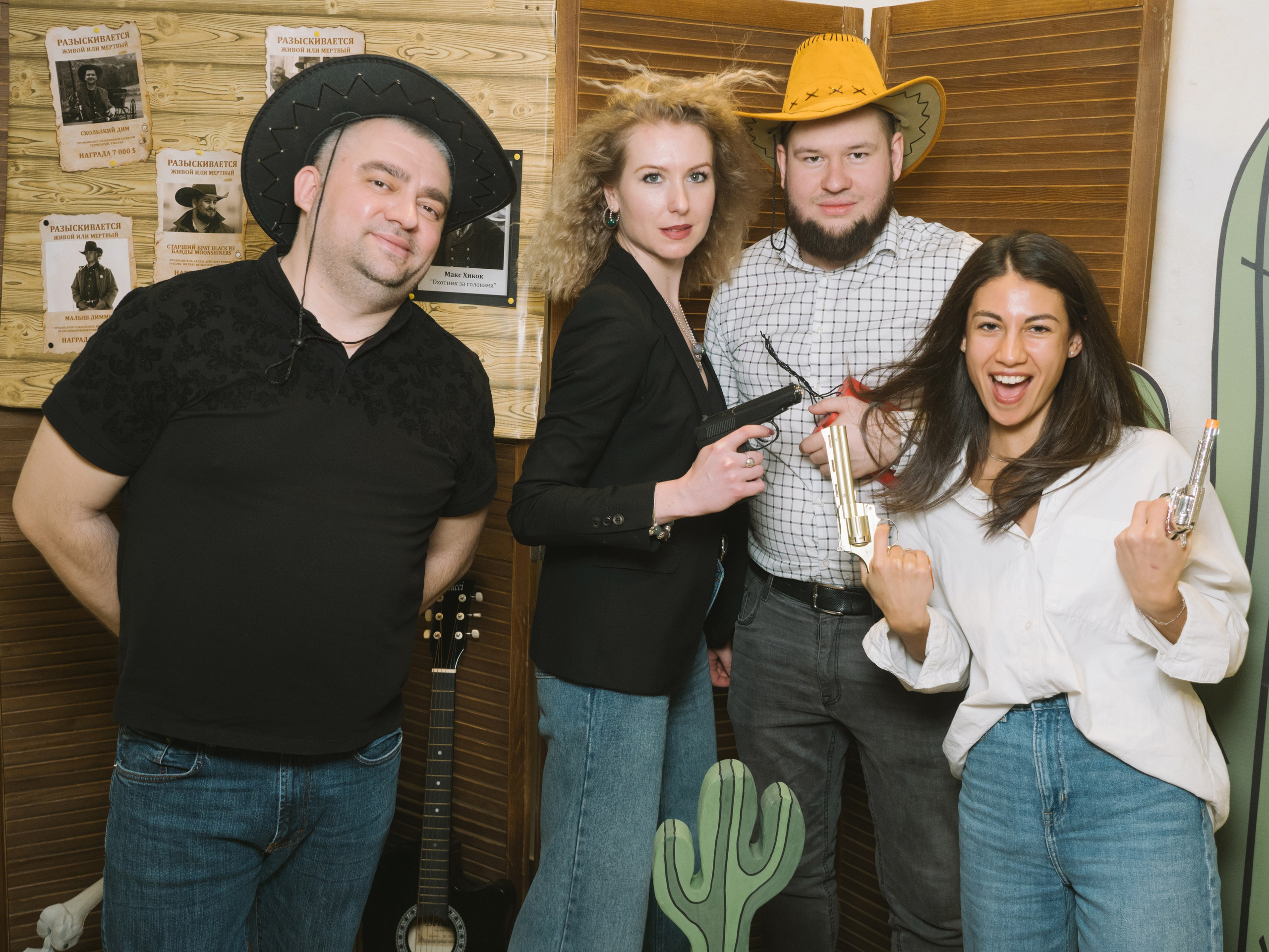 Фото тематической вечеринки компании в офисе в Москве