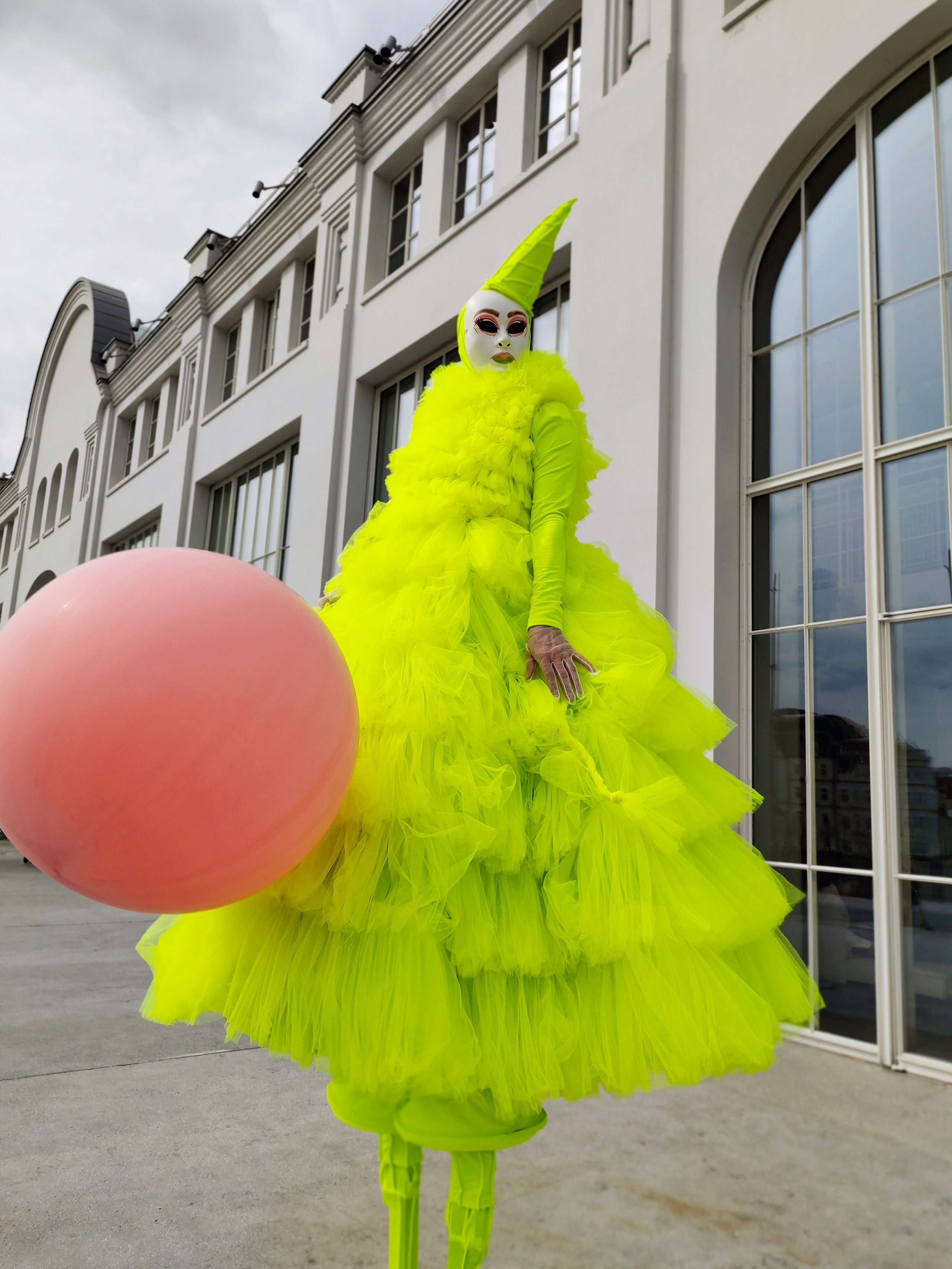 Ходулист встречает детей на детском празднике