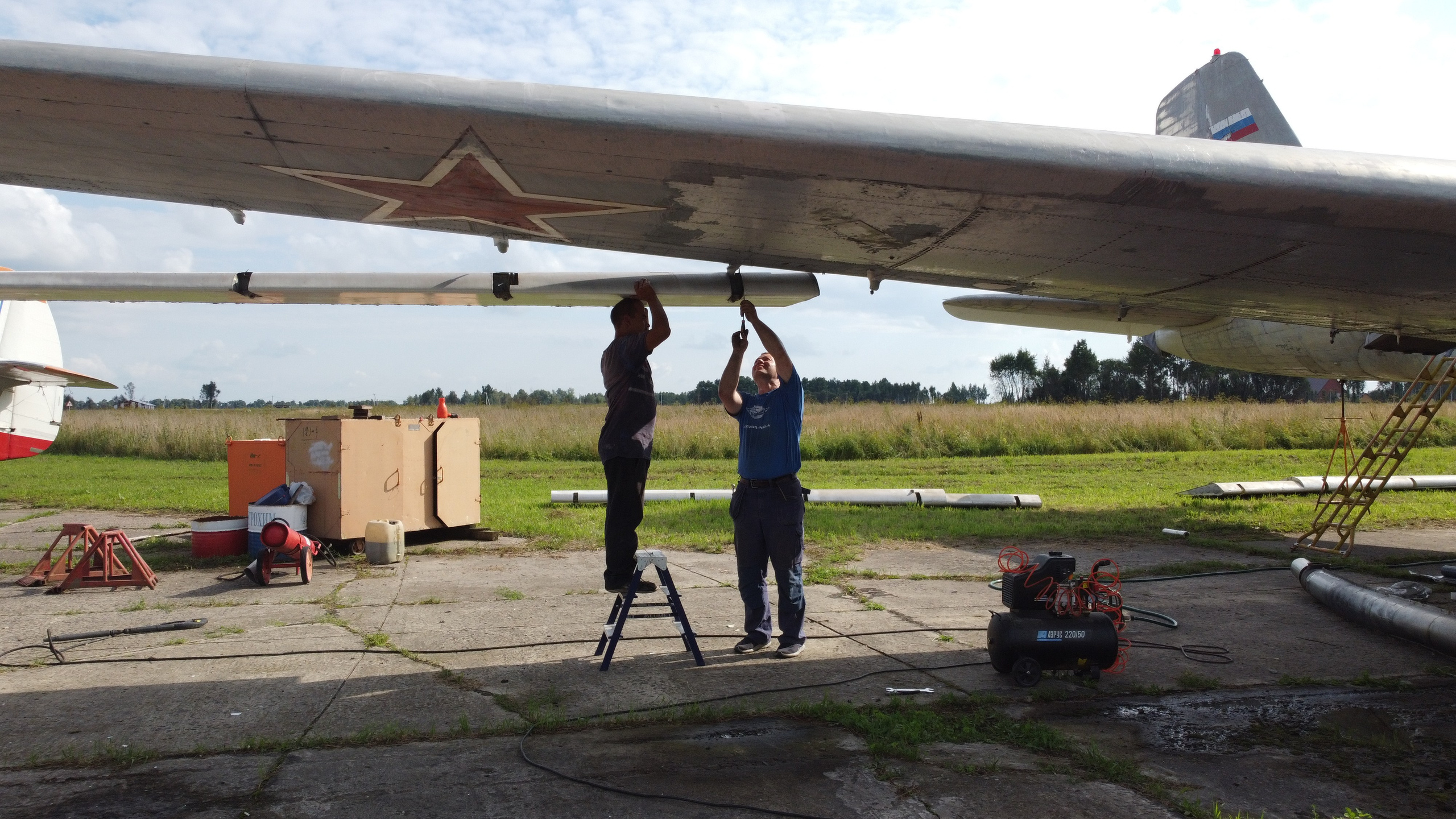 Ил-14Т «Голубая Мечта» — смывка краски (2021 г.). Фотоальбом показывающий увлекательный мир авиации и мир медведей Андрея Иванова