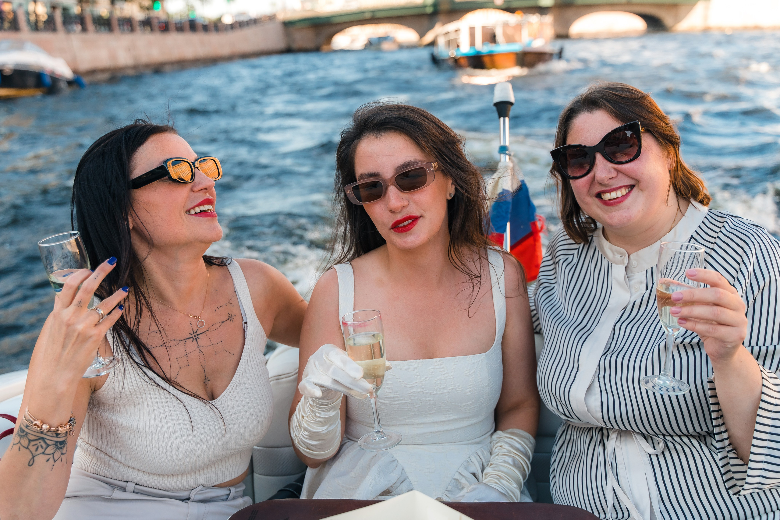 Фотосъемка девичника, встреча девушек, веселые женские портреты