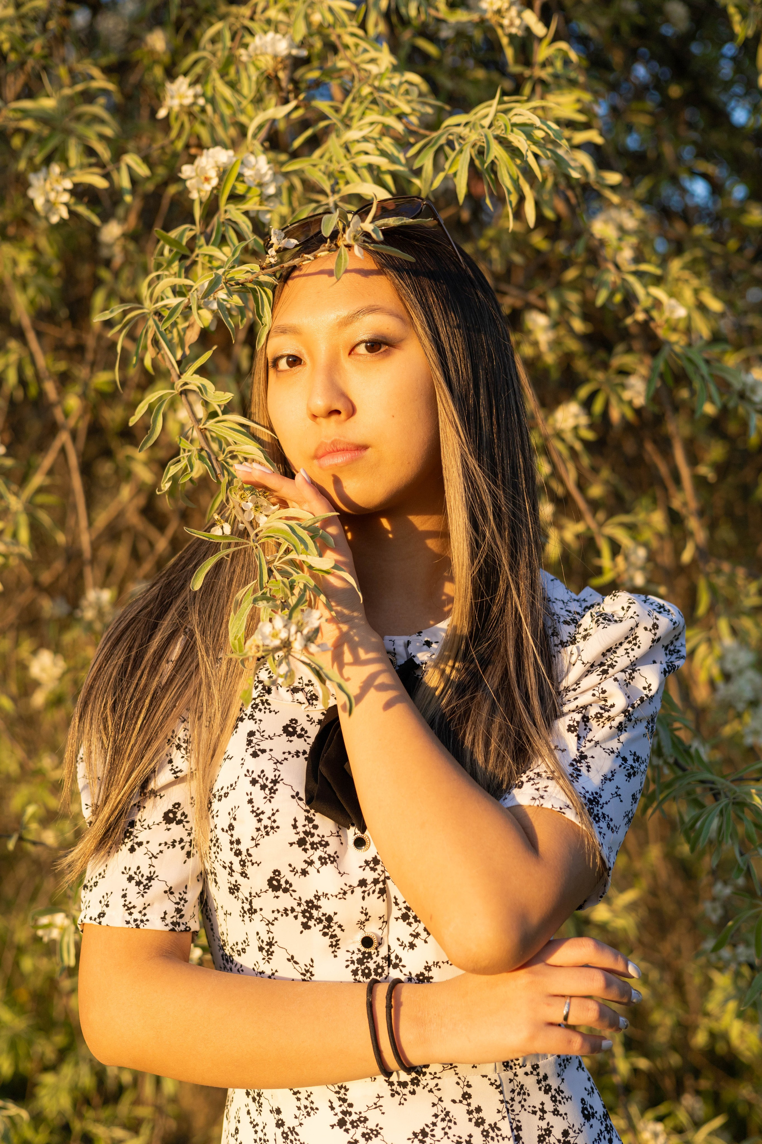 Виктория. Фотосессия в Яблоневом саду. Портретный фотограф Панферова Регина г. Санкт-Петербург, г. Казань