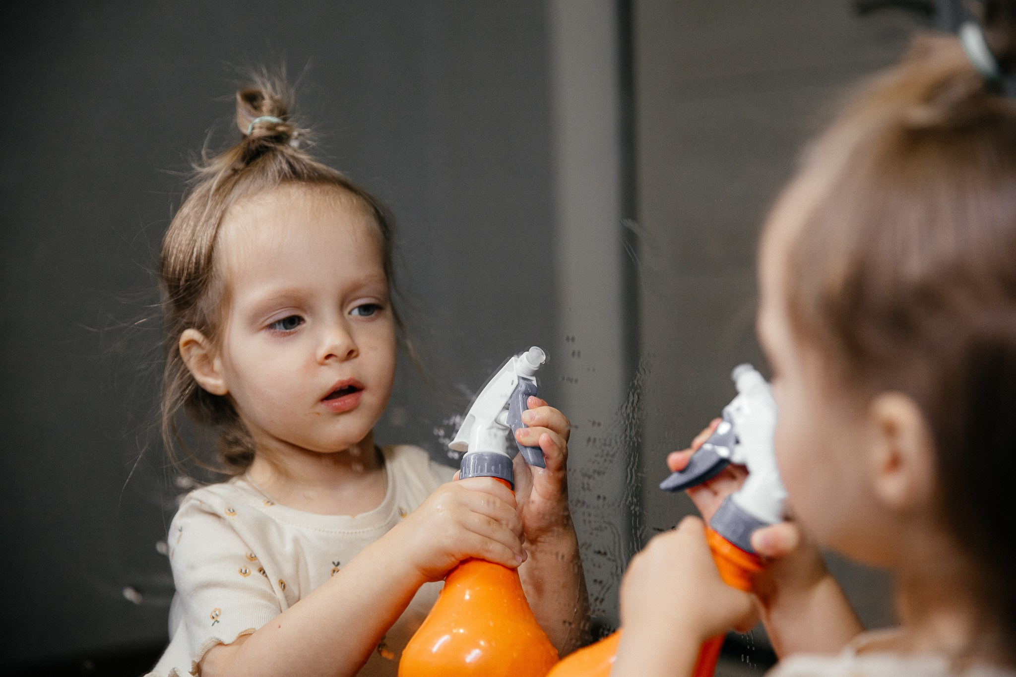 Ева в желтой куртке: Идеи для фотосессии на разных фонах. Семейный и свадебный фотограф Ростове-на-Дону