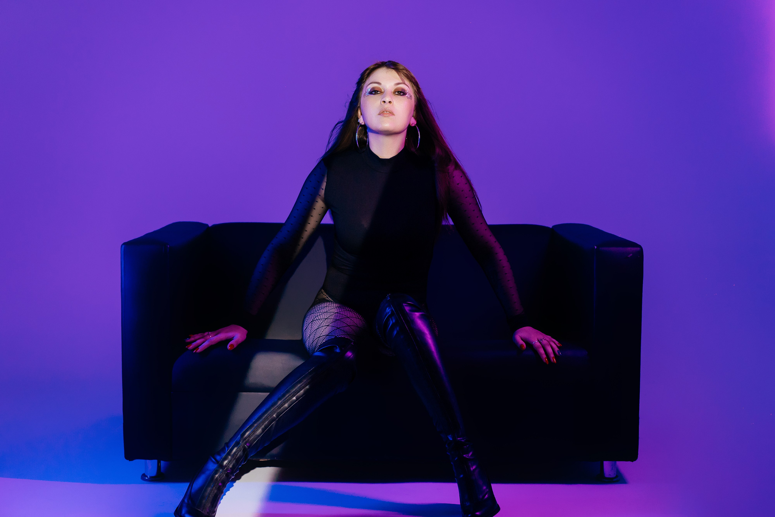 Фотосессия в неоновом свете в фотостудии. Фотограф и видеограф Смоленск | Студия Цезарь