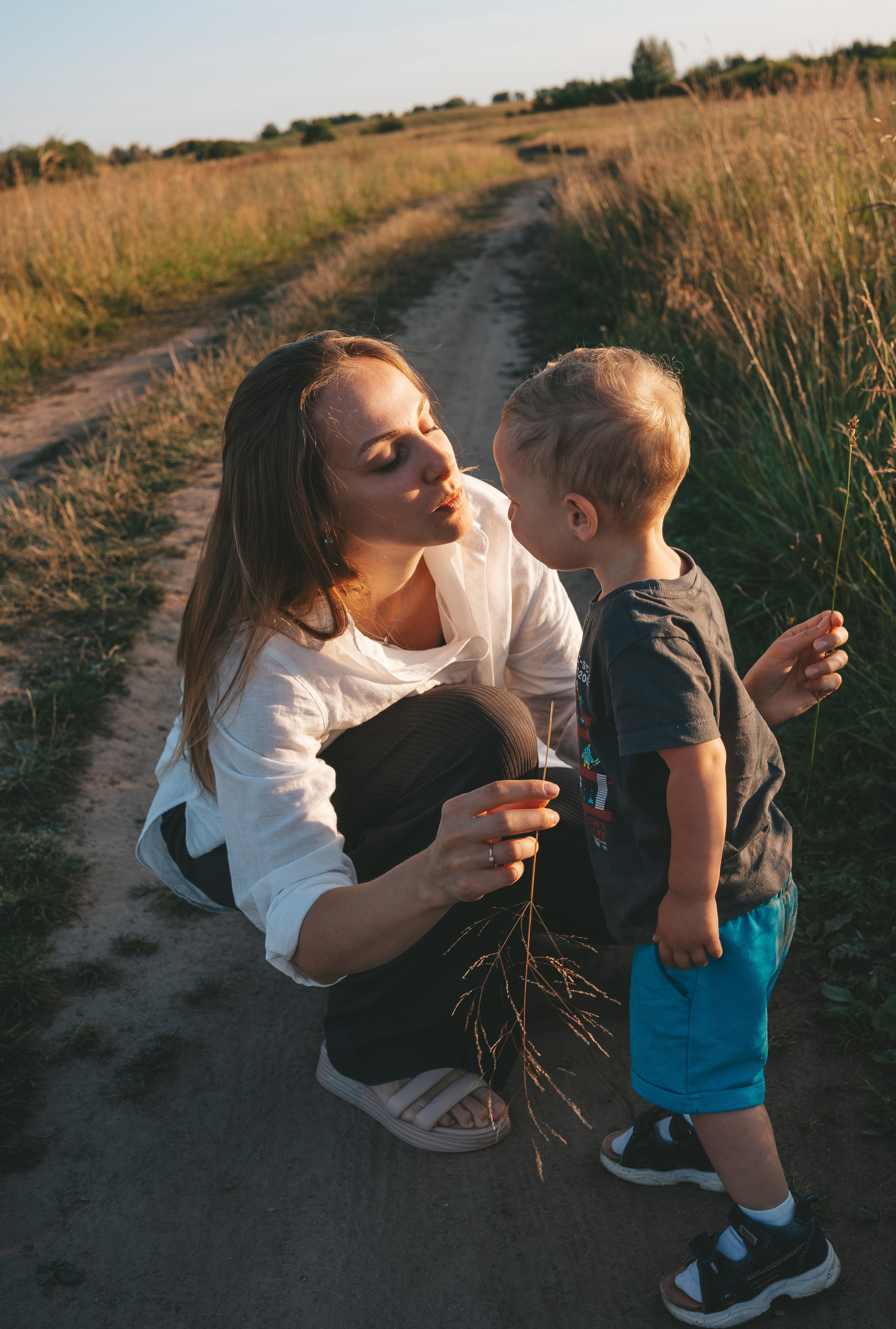 Семейная съемка в поле с ребенком: мама и сын. Фотограф Екатерина Канчалаба