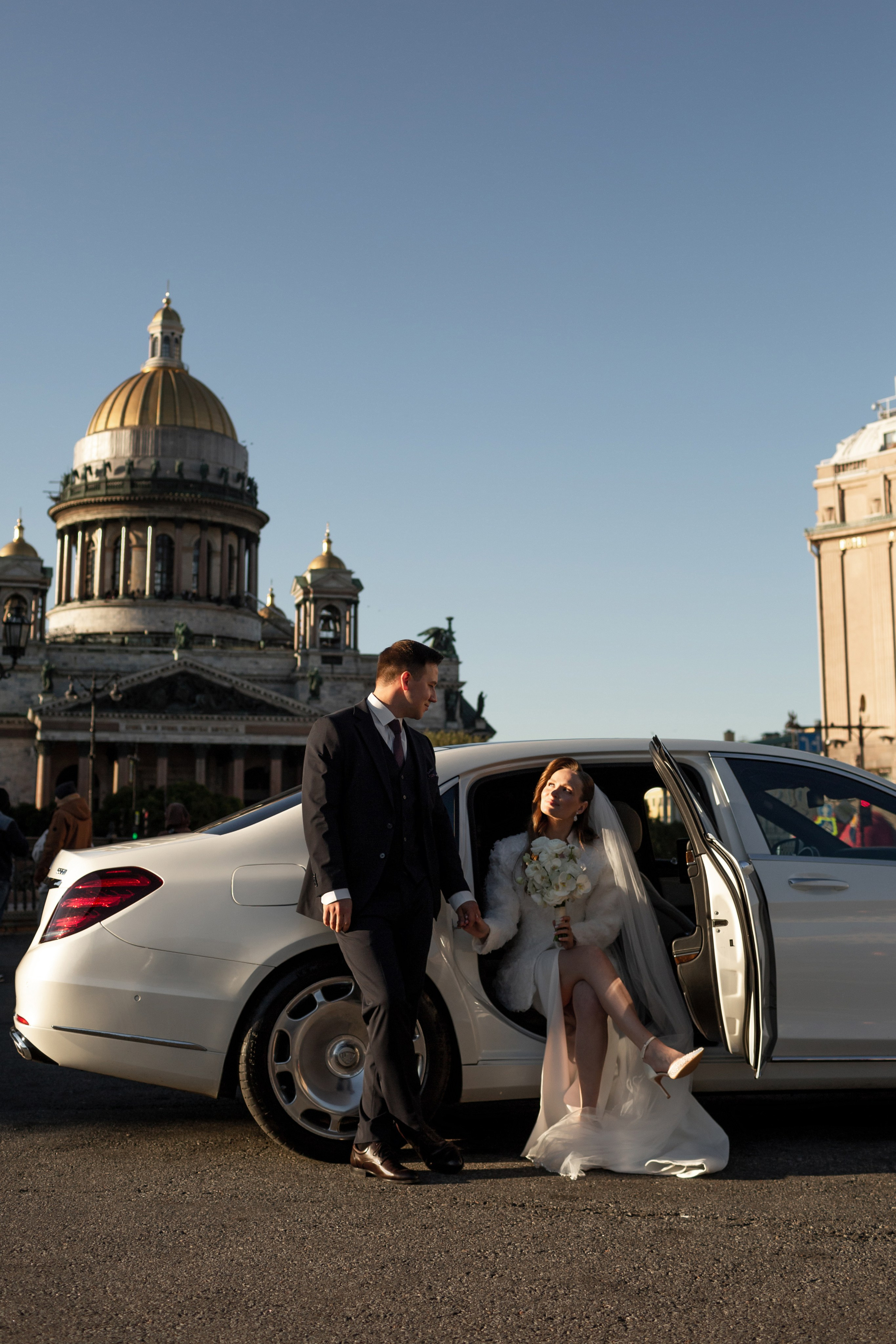 Жених встречает невесту на дорогом автомобиле.