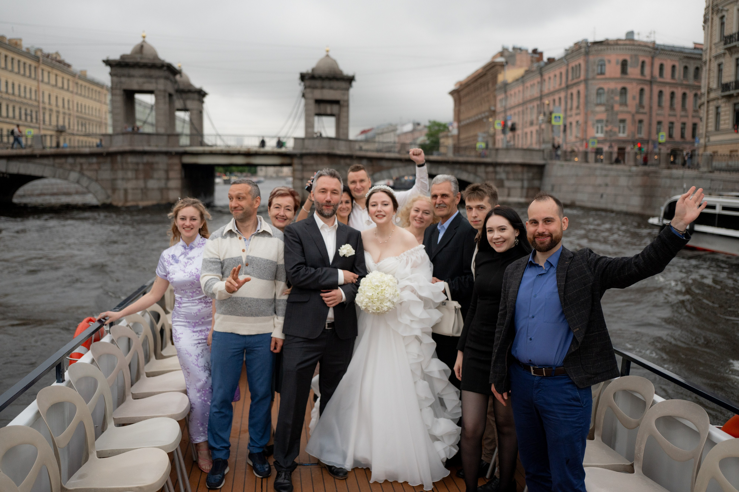 Красивые места для свадебной фотосессии летом в Санкт-Петербурге. Свадебный фотограф Александр Невский в Санкт-Петербурге