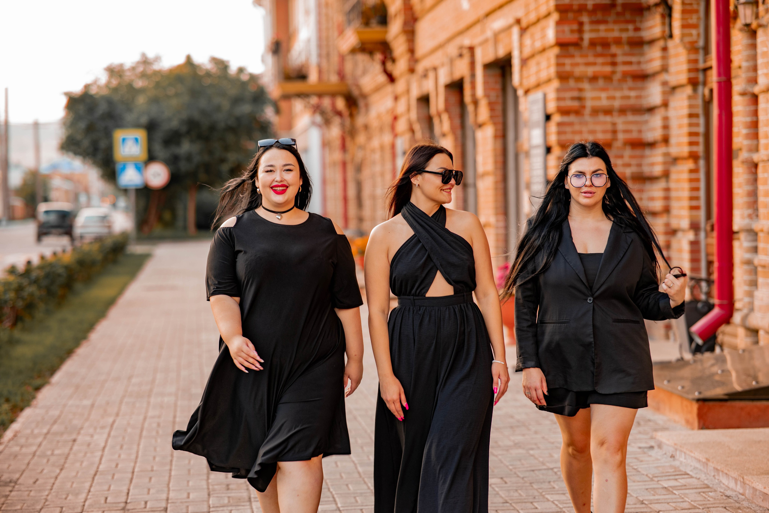 Летняя фотосессия в Минусинске около дома Вильнера: женственность в деталях. Семейный и свадебный фотограф в Абакане Юлия Су