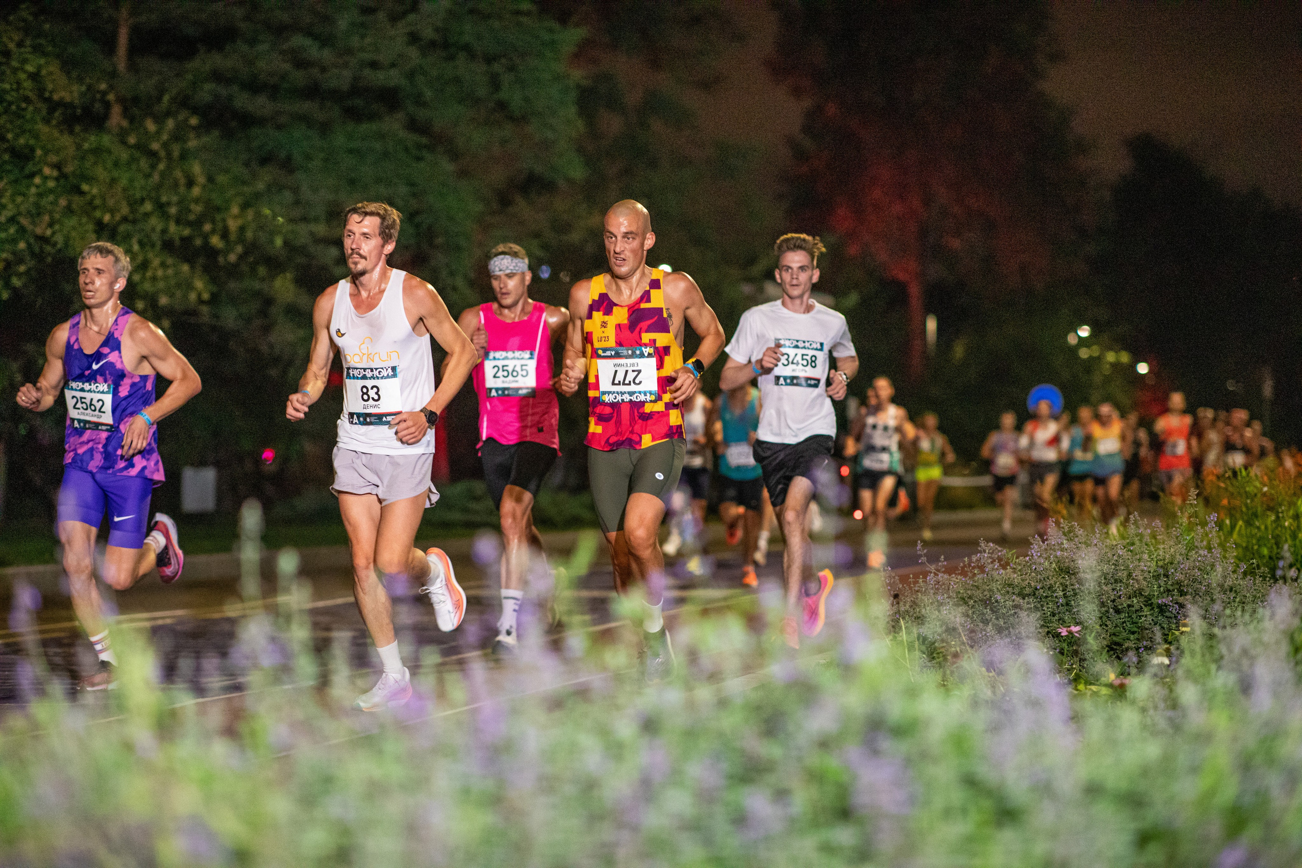 Ночной забег в ленте фотографий бегунов 03.08.24. Фотограф Сергей Ловкий