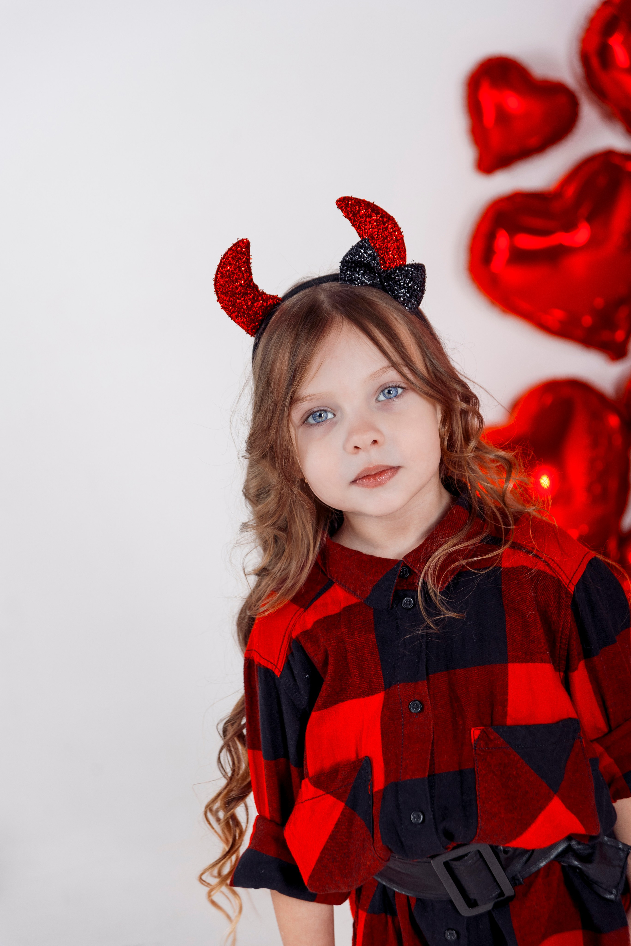Детская фотосессия с красными сердцами в фотостудии Сочи. Детский студийный фотограф Сочи