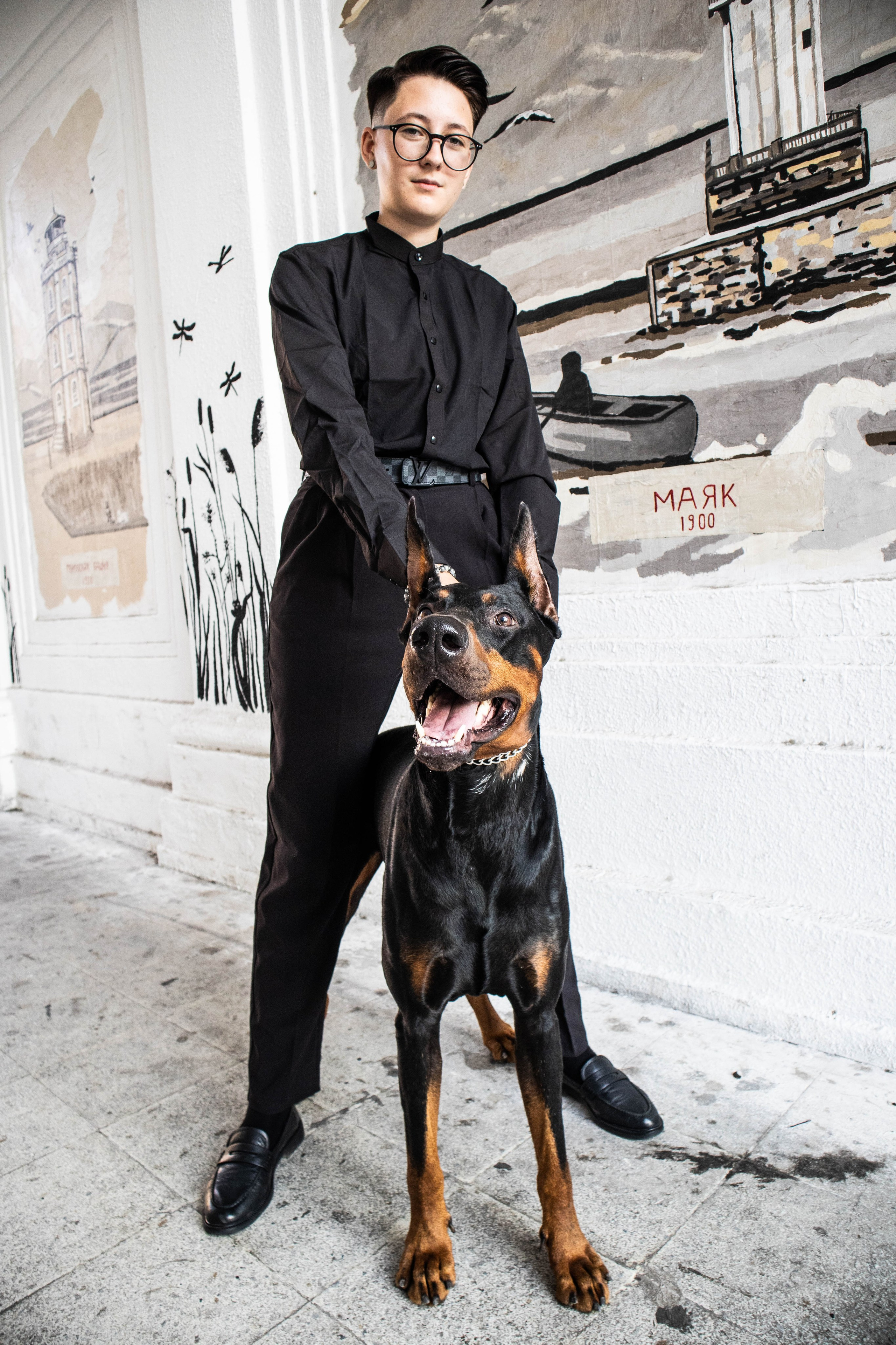 «Жизнь в ритме шага: пара с доберманом». Уличный фотограф Города N