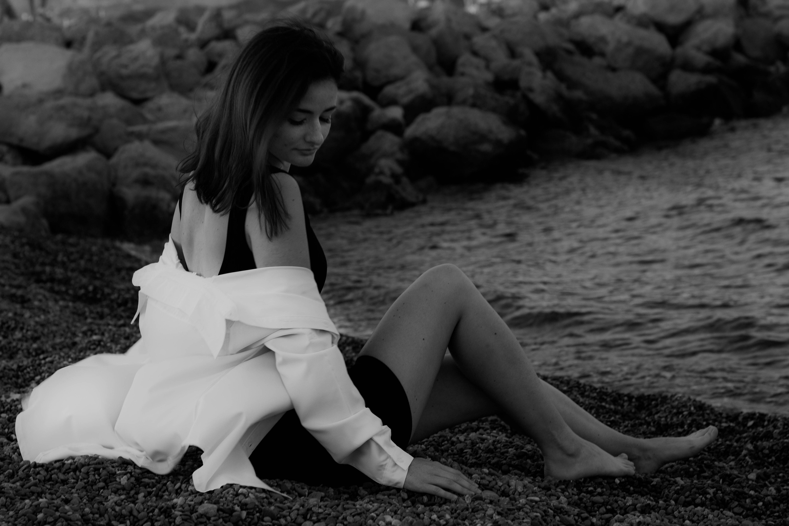 «Невесомость волн: девушка и море». Уличный фотограф Города N