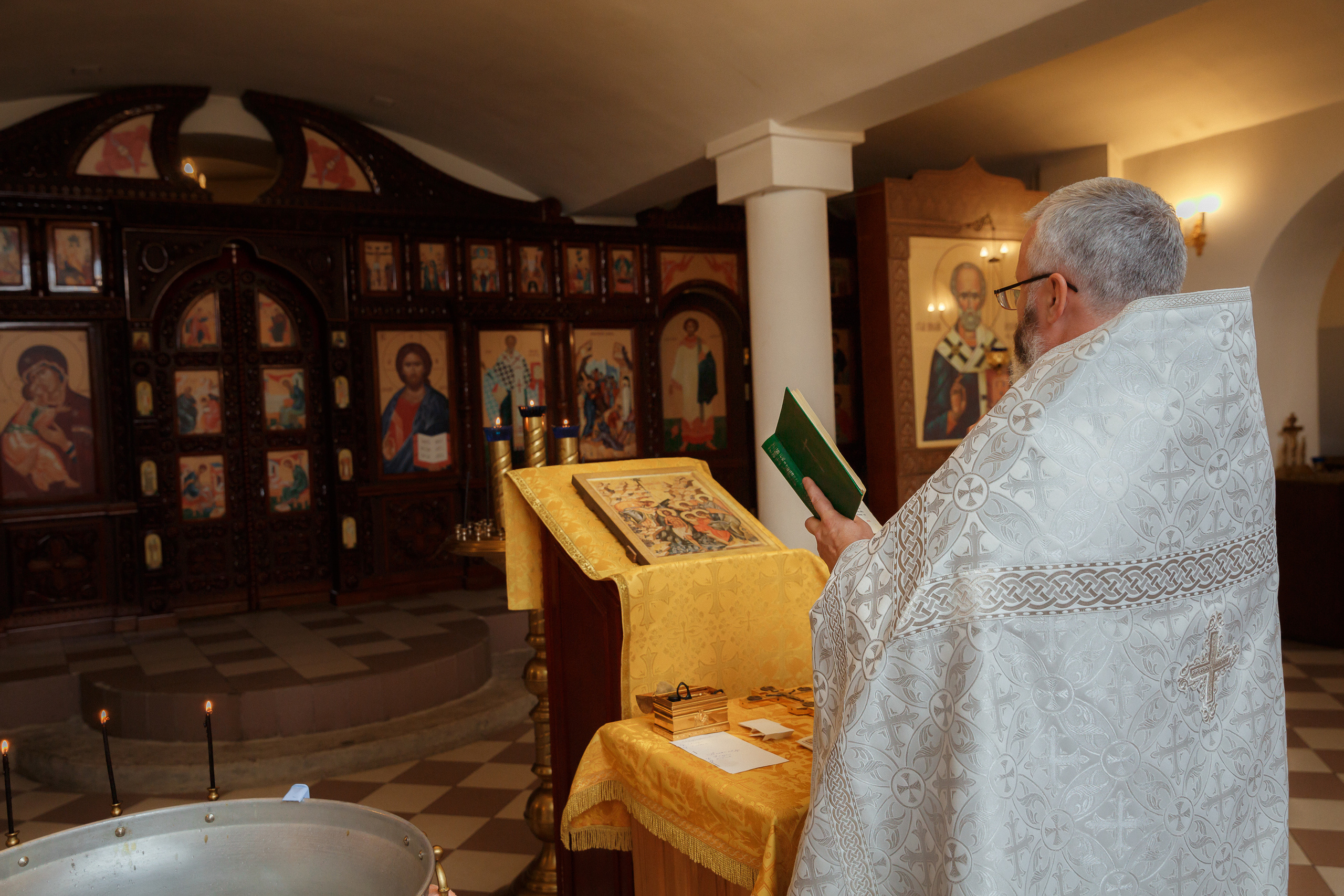 Фотограф на крещение в Мытищах в Никольском храме на Дружбе