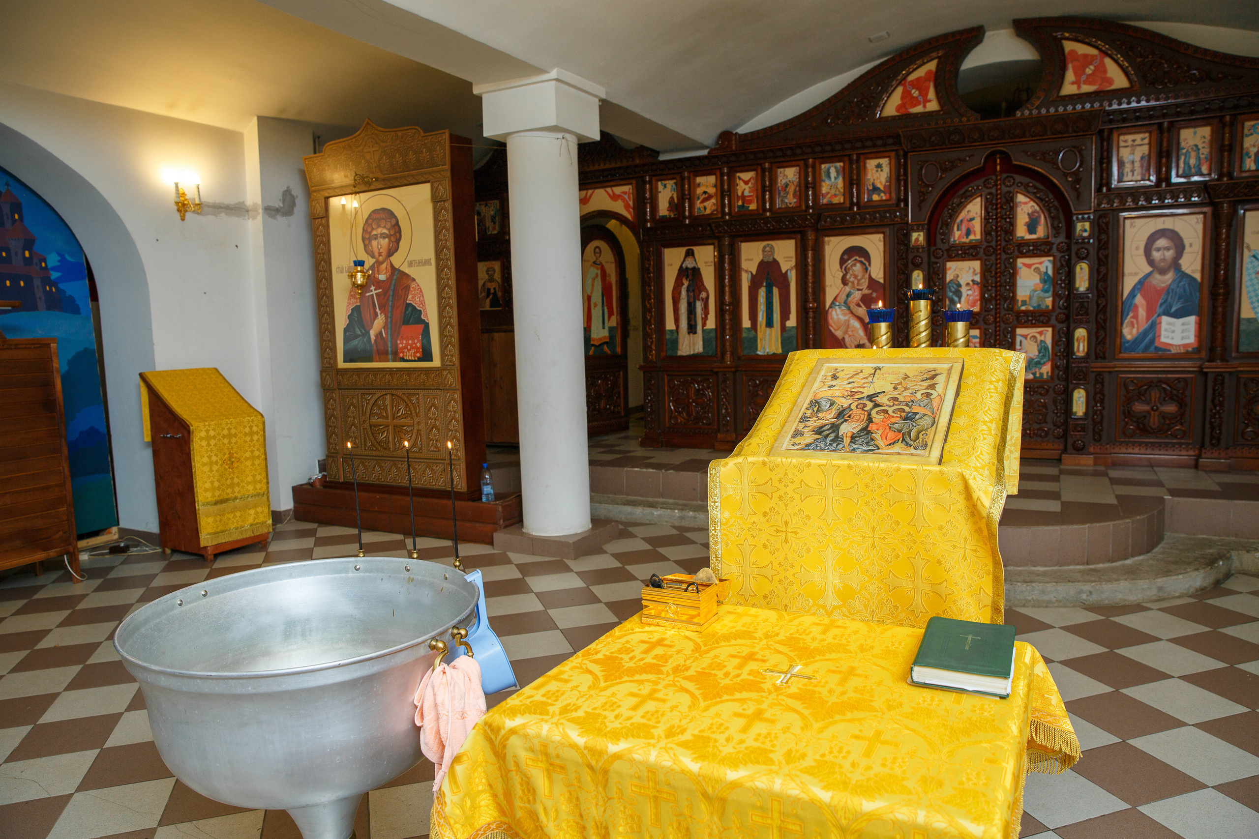 Фотограф на крещение в Мытищах в Никольском храме на Дружбе