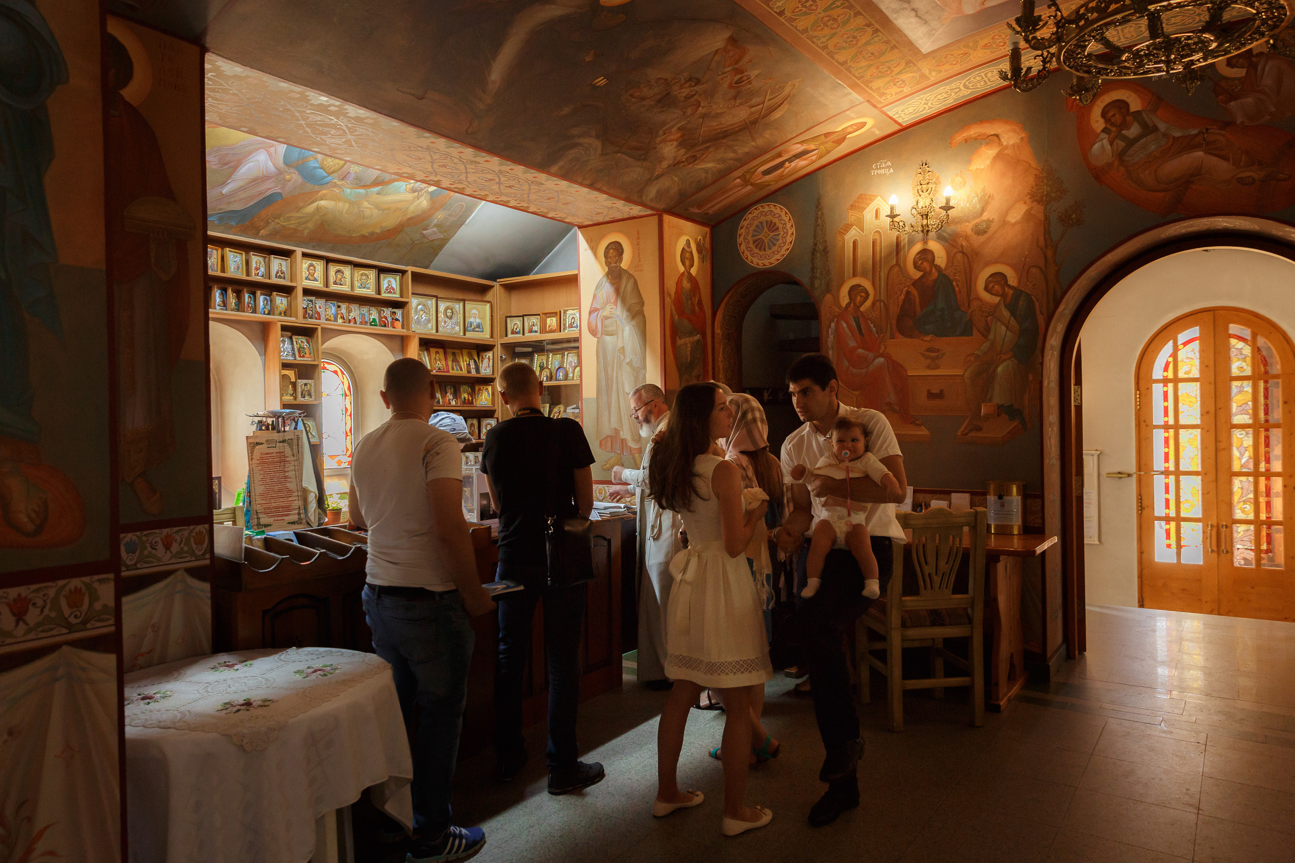 Фотограф на крещение в Мытищах в Никольском храме на Дружбе