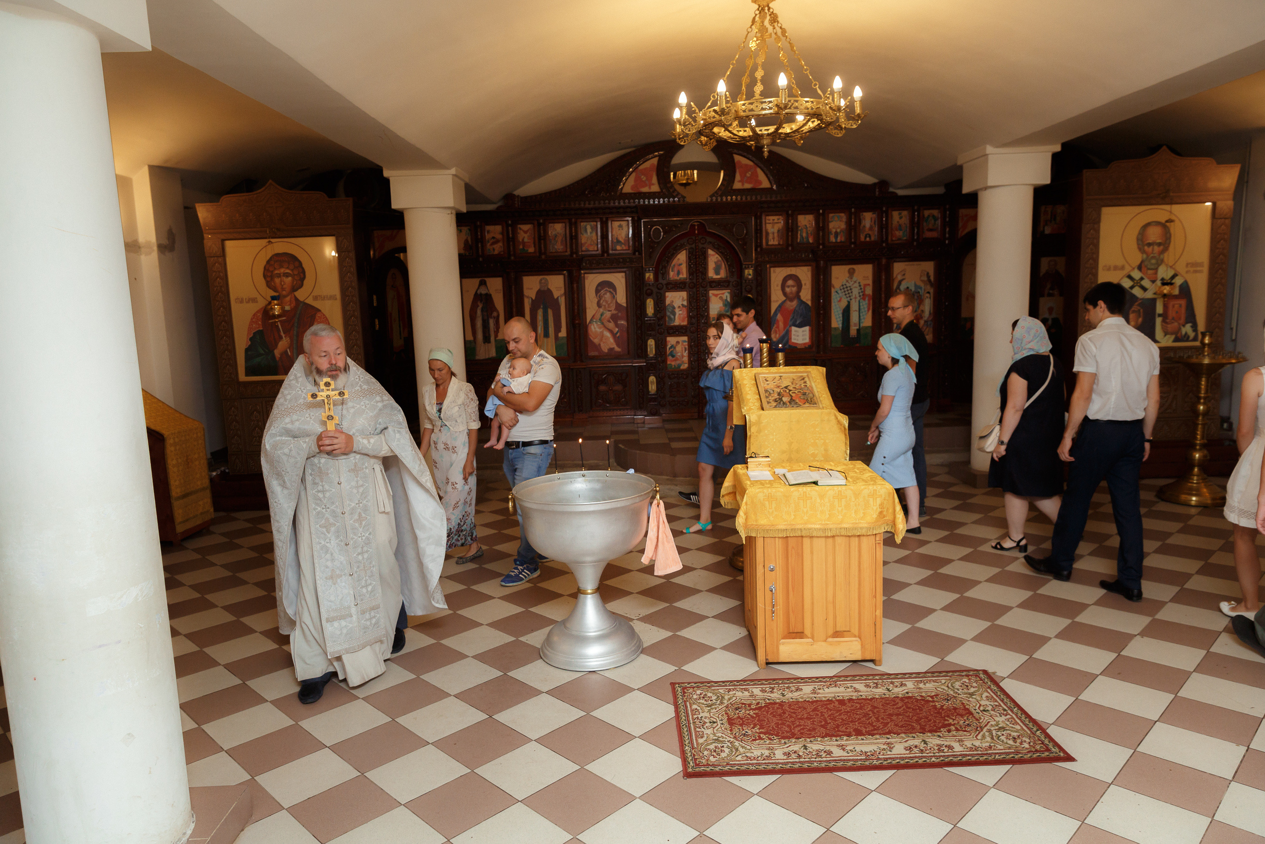 Фотограф на крещение в Мытищах в Никольском храме на Дружбе