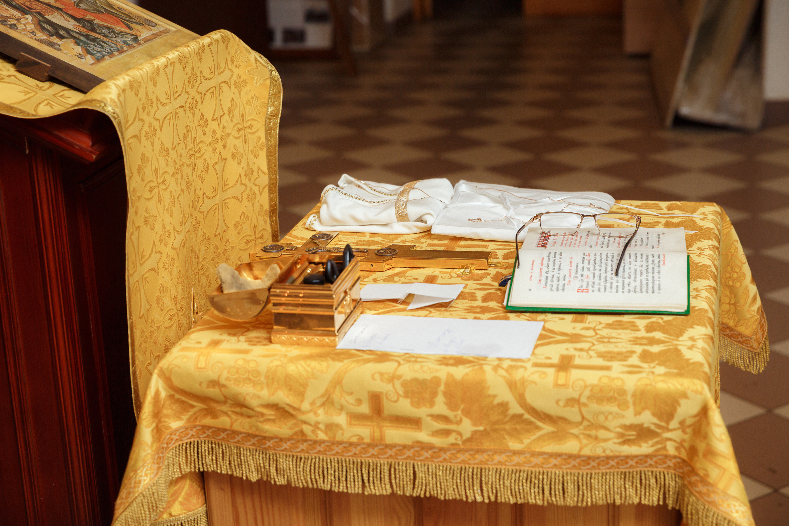 Фотограф на крещение в Мытищах в Никольском храме на Дружбе