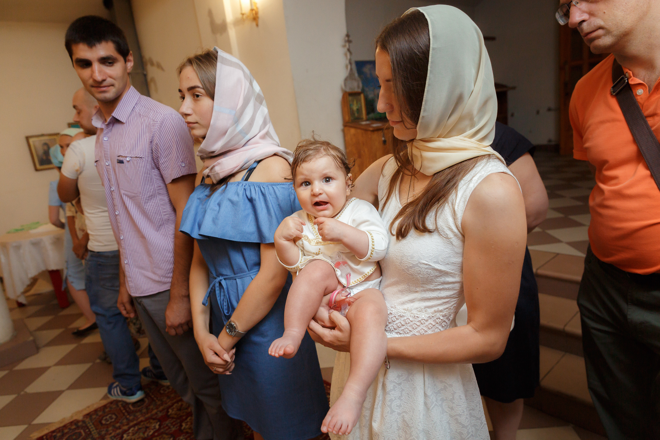 Фотограф на крещение в Мытищах в Никольском храме на Дружбе