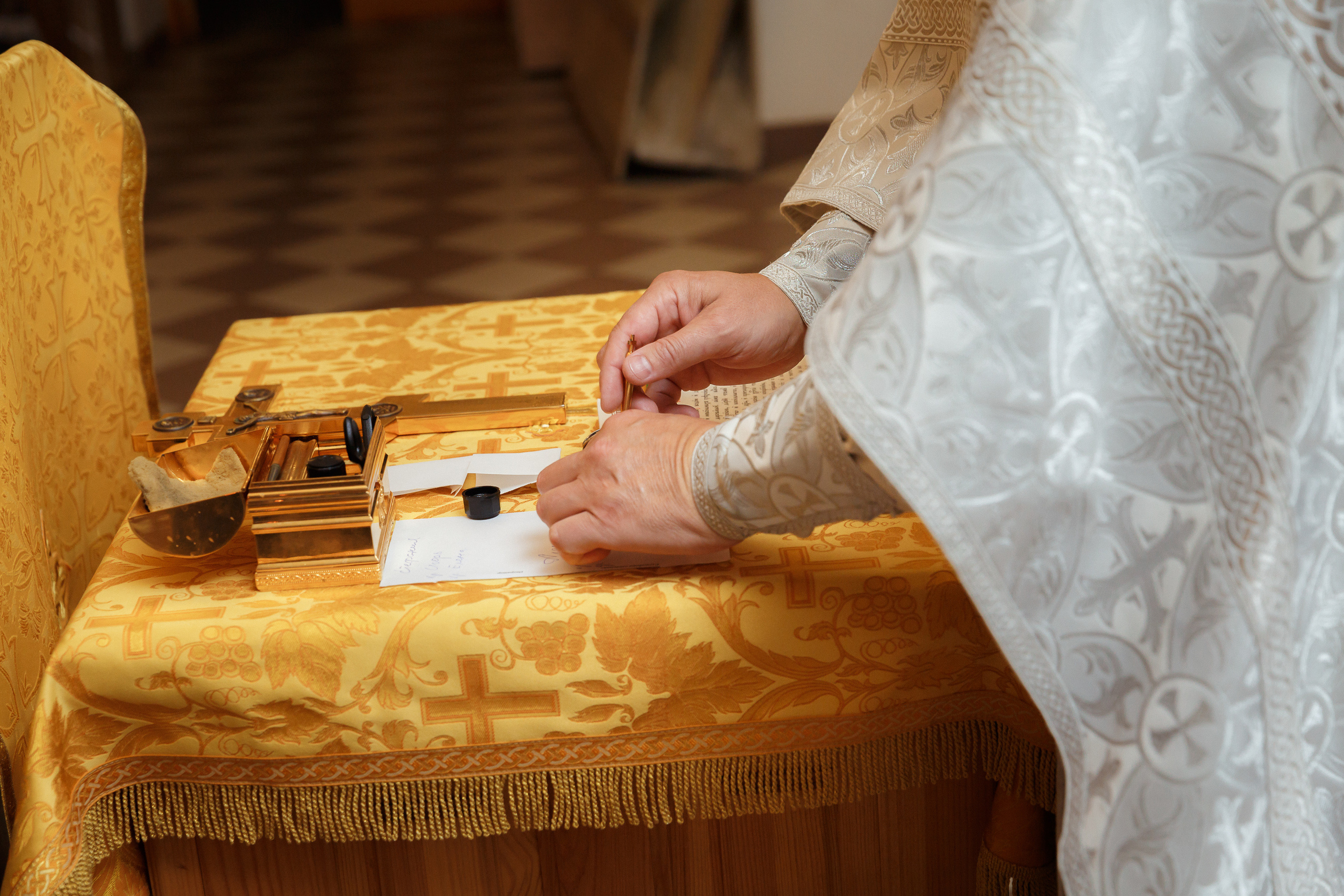 Фотограф на крещение в Мытищах в Никольском храме на Дружбе