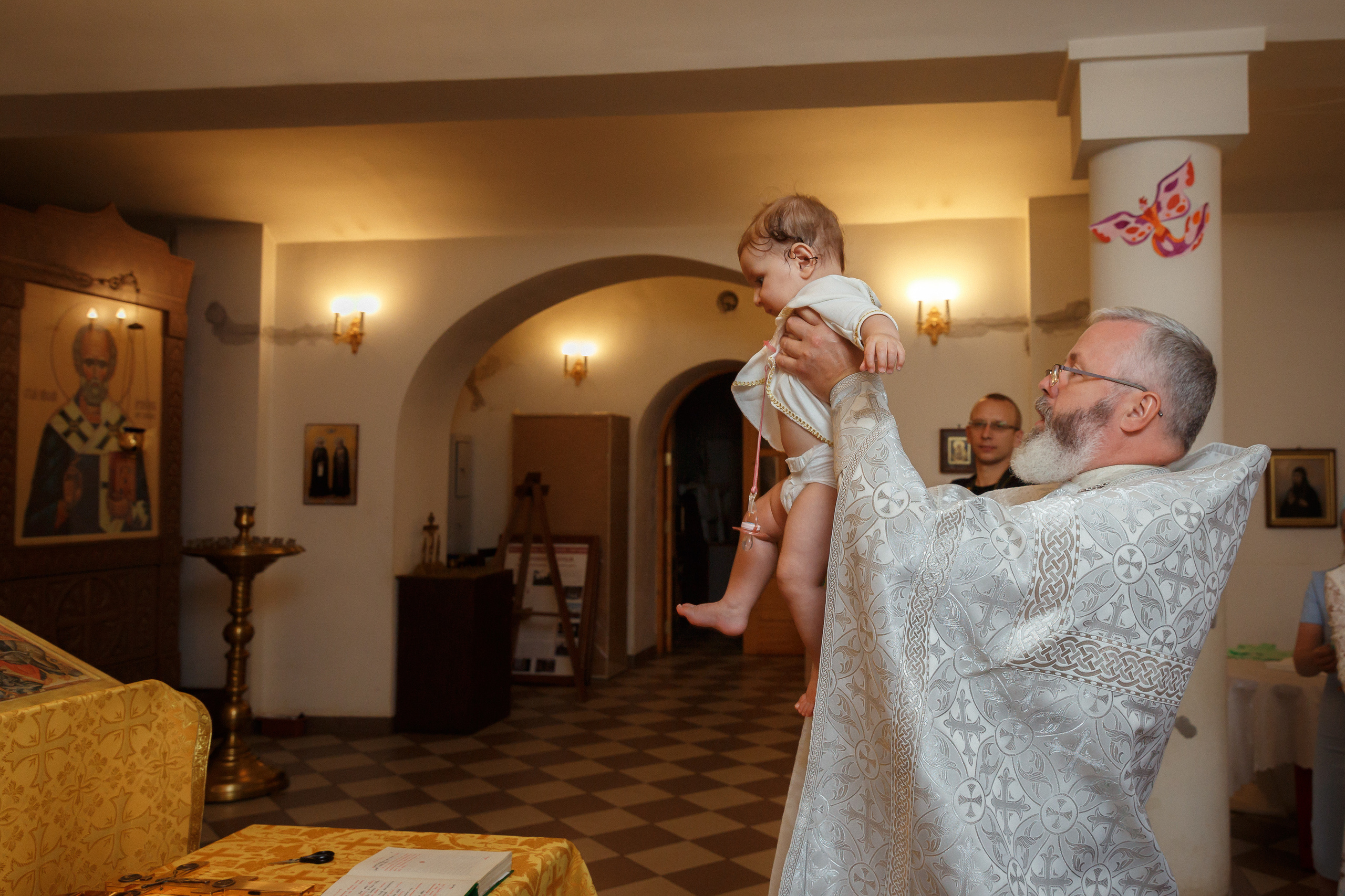 Фотограф на крещение в Мытищах в Никольском храме на Дружбе