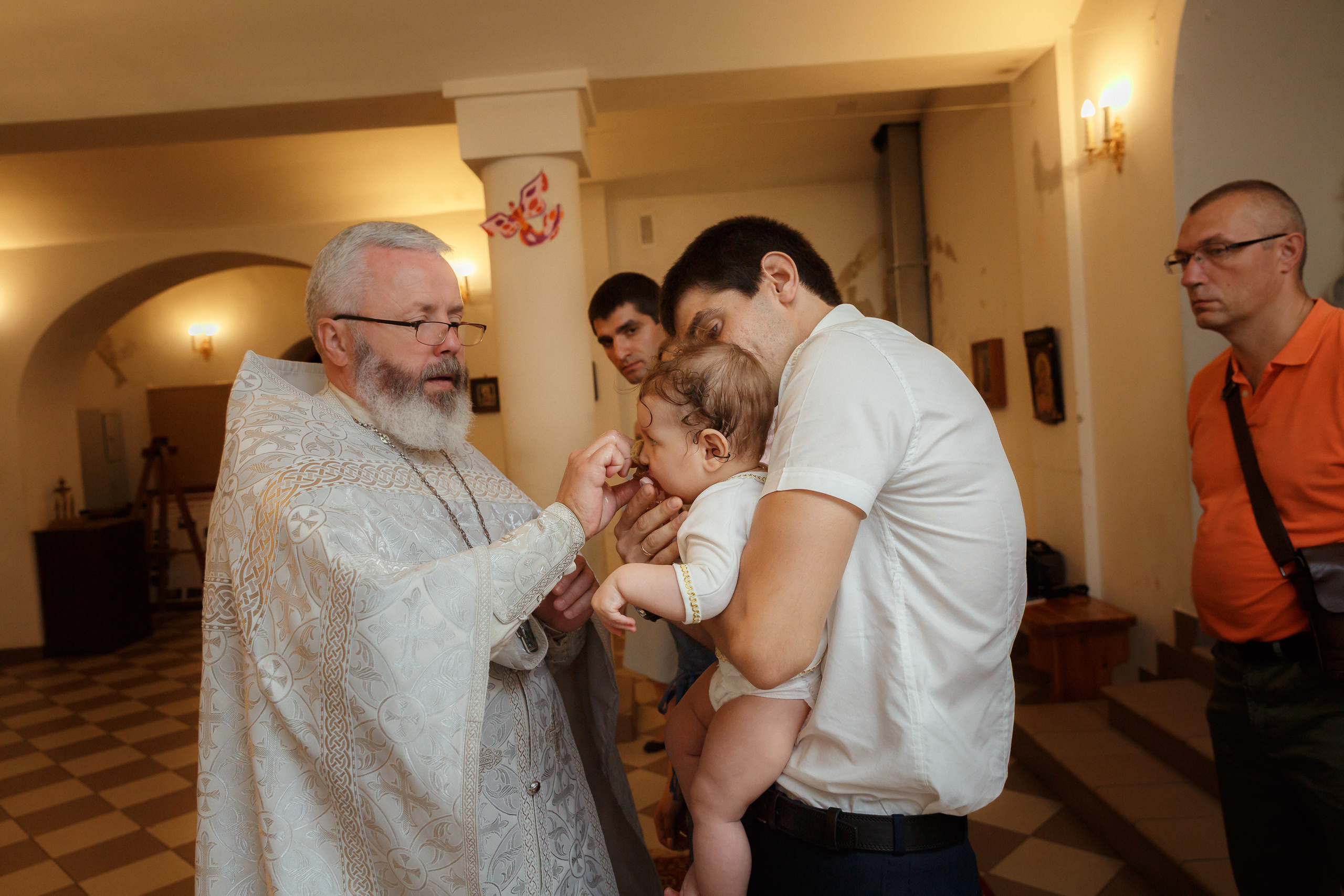 Фотограф на крещение в Мытищах в Никольском храме на Дружбе