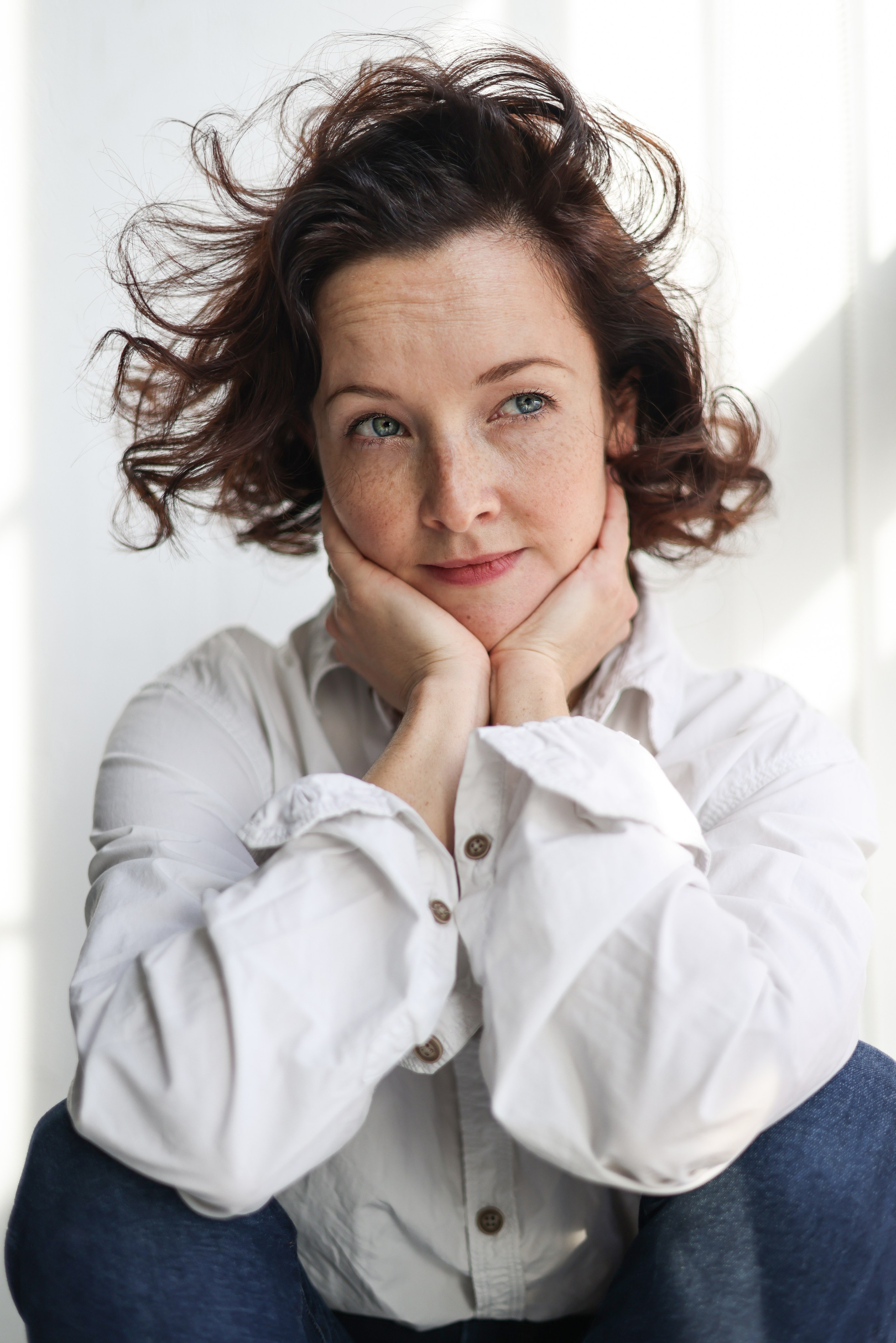 Сьемка в студии, брюнетка на темном фоне Фотограф - Мэри Маршания