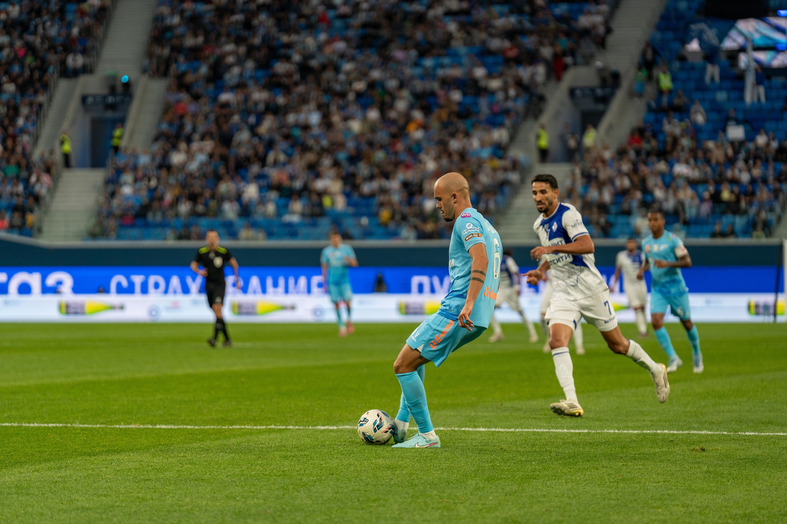 Игрок Зенита контролирует мяч, репортажный фотограф спорт съемка