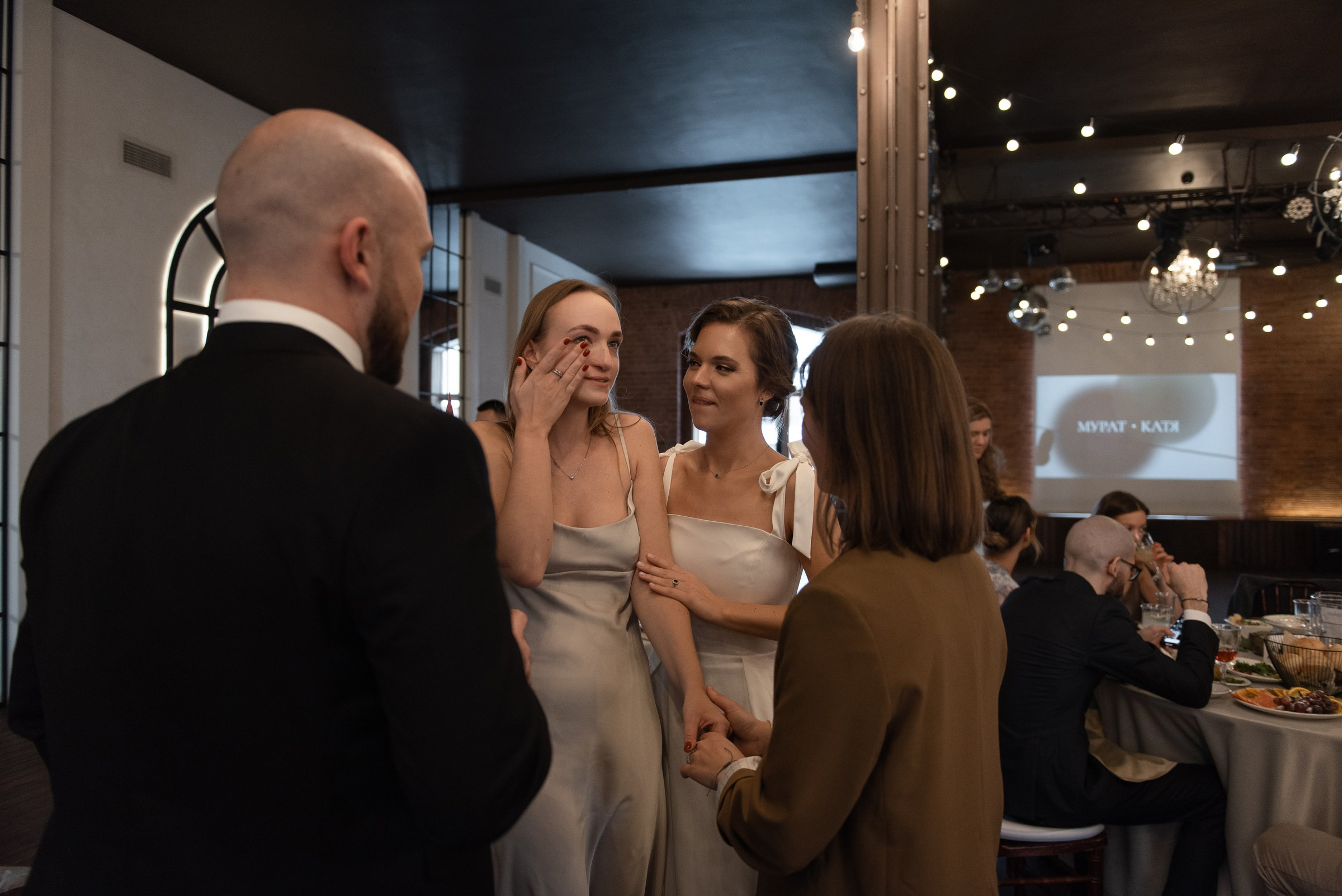 свадебный банкет в весеннем лофте