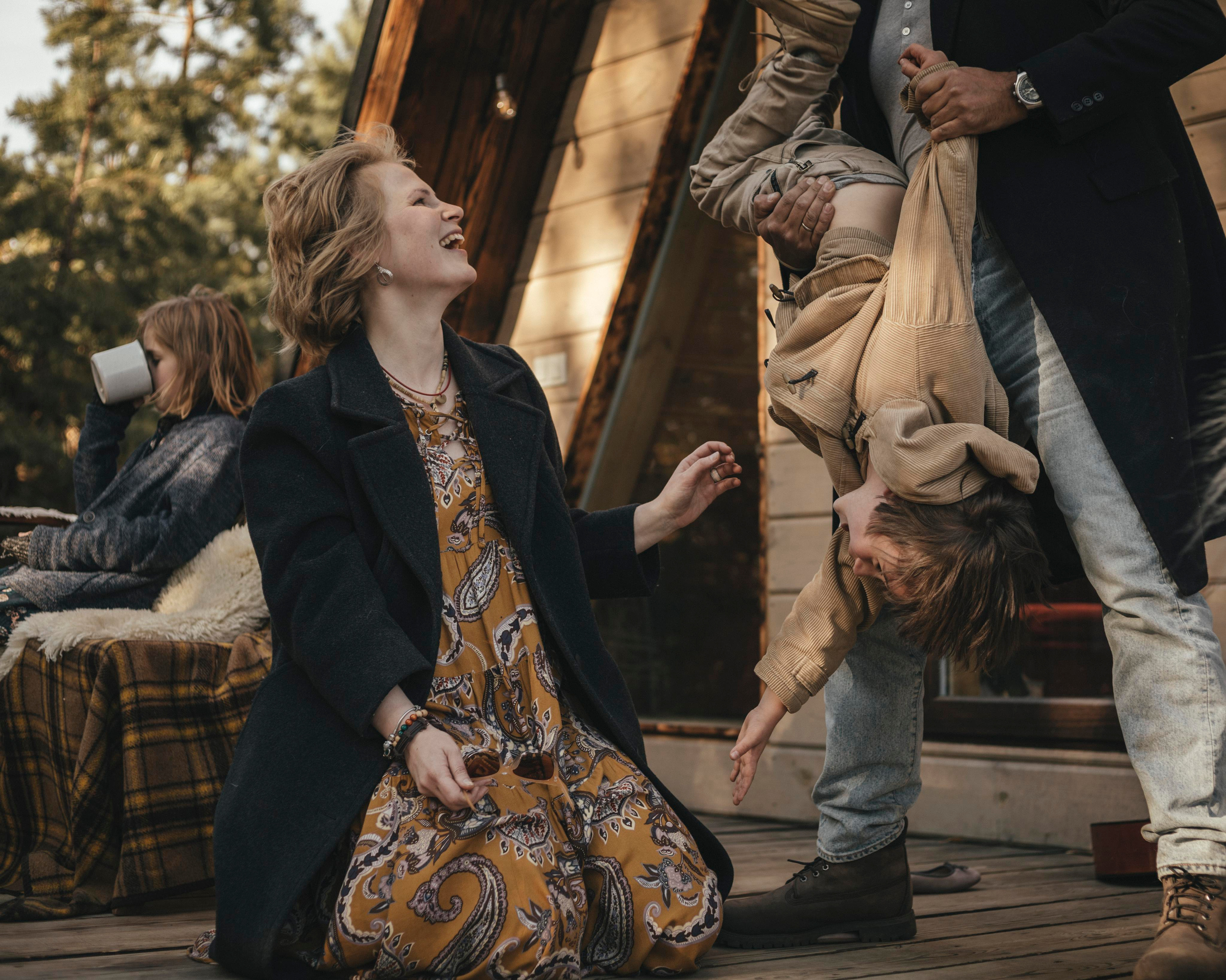 Вика, Вадим, Доминика и Макар. Осенняя съемка в домике. Портретный и семейный фотограф в Саратове Елена Шустова