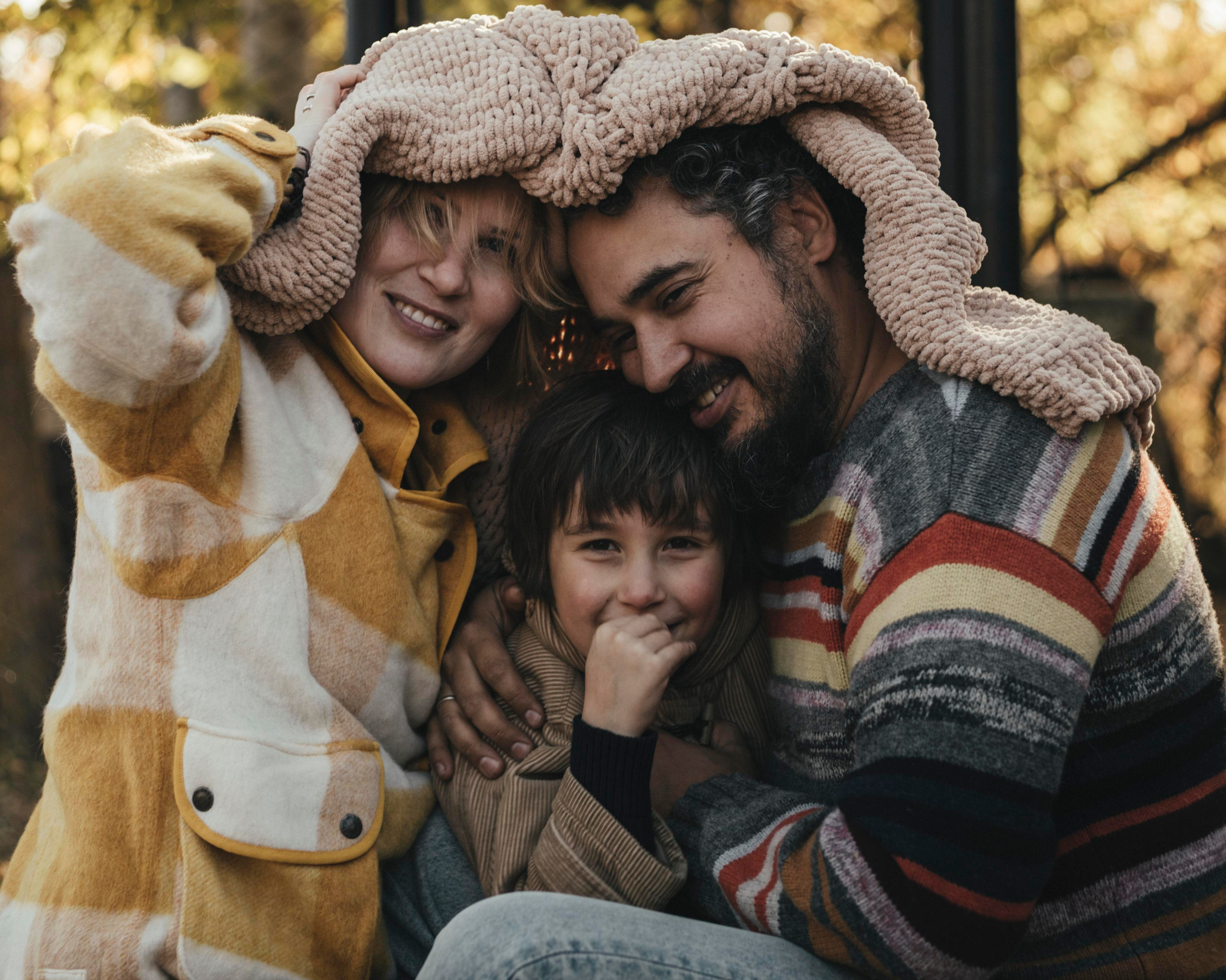 Вика, Вадим, Доминика и Макар. Осенняя съемка в домике. Портретный и семейный фотограф в Саратове Елена Шустова