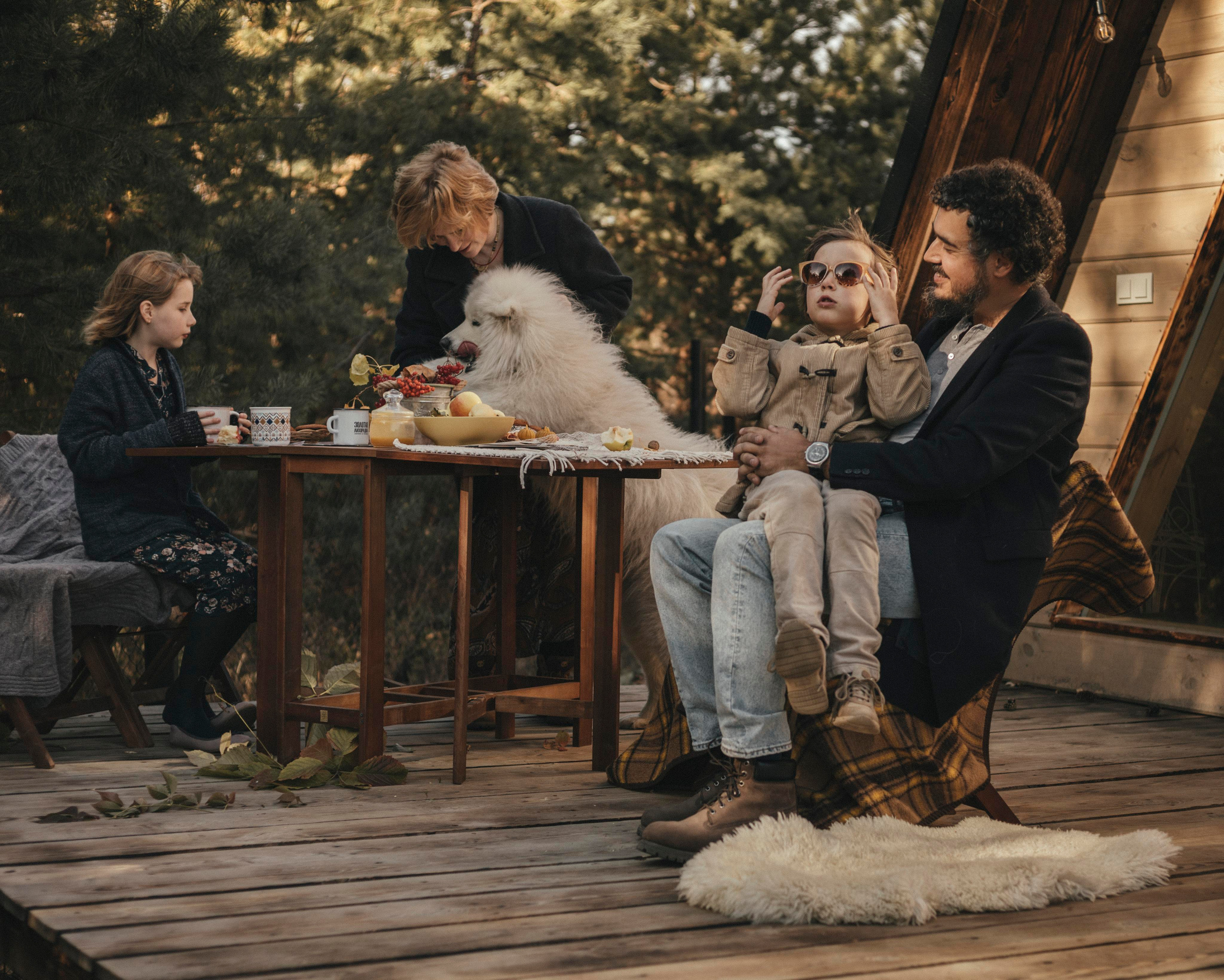 Вика, Вадим, Доминика и Макар. Осенняя съемка в домике. Портретный и семейный фотограф в Саратове Елена Шустова