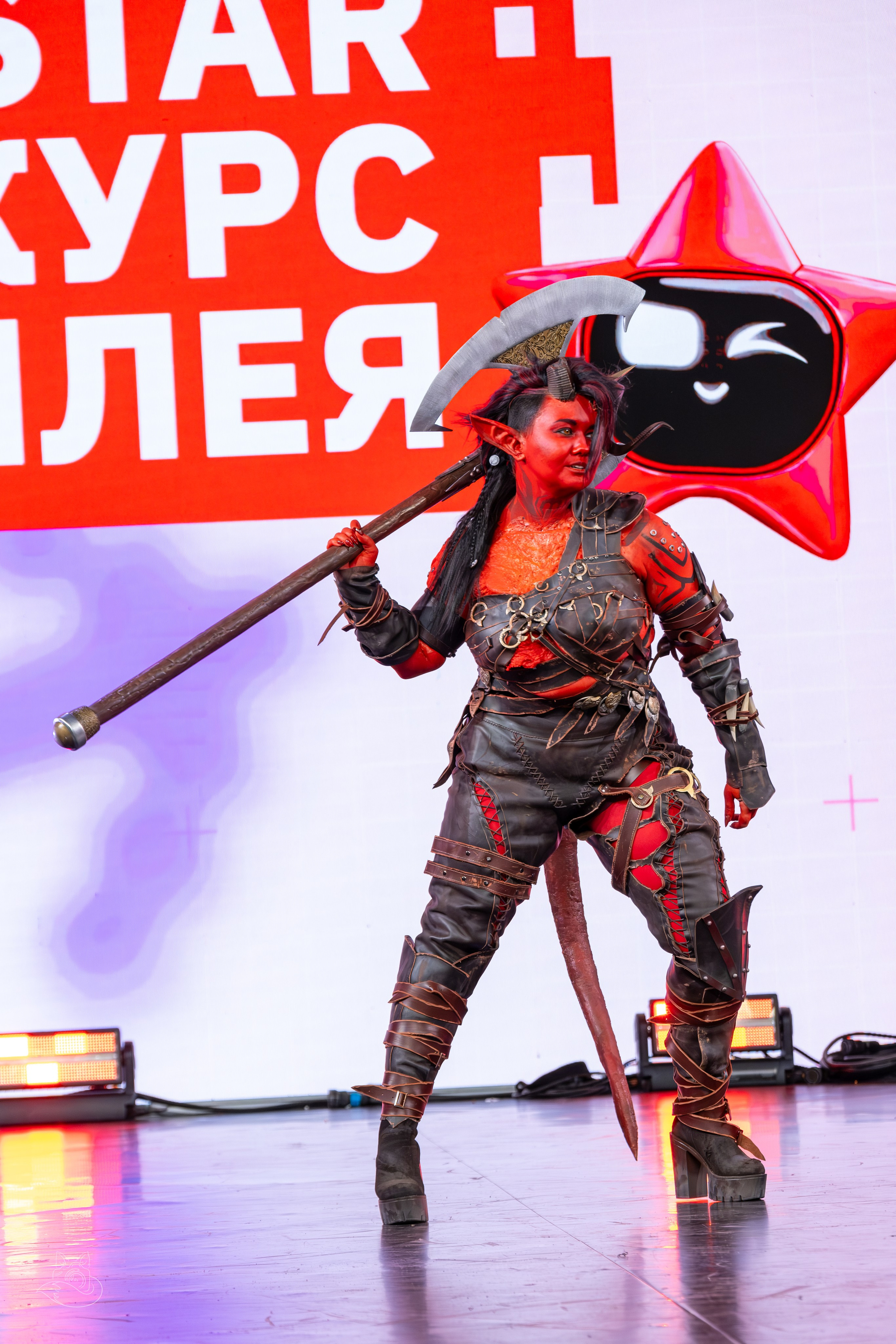 Сцена РЭД ЭКСПО 2024. Косплей фотограф